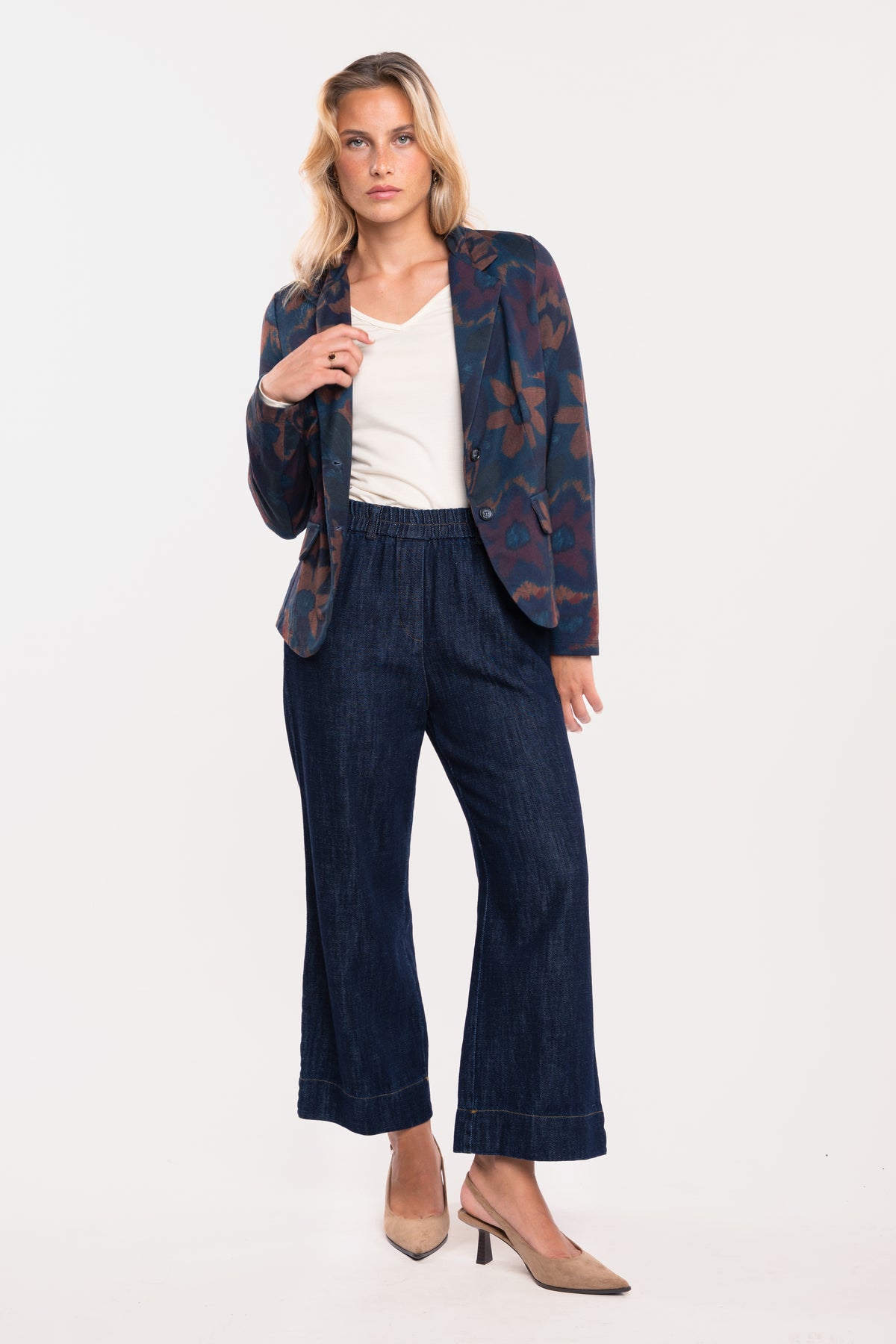 Blazer imprimé bleu marine avec un T-shirt col V écru, jean brut 7/8ème et une paire de talons beiges
