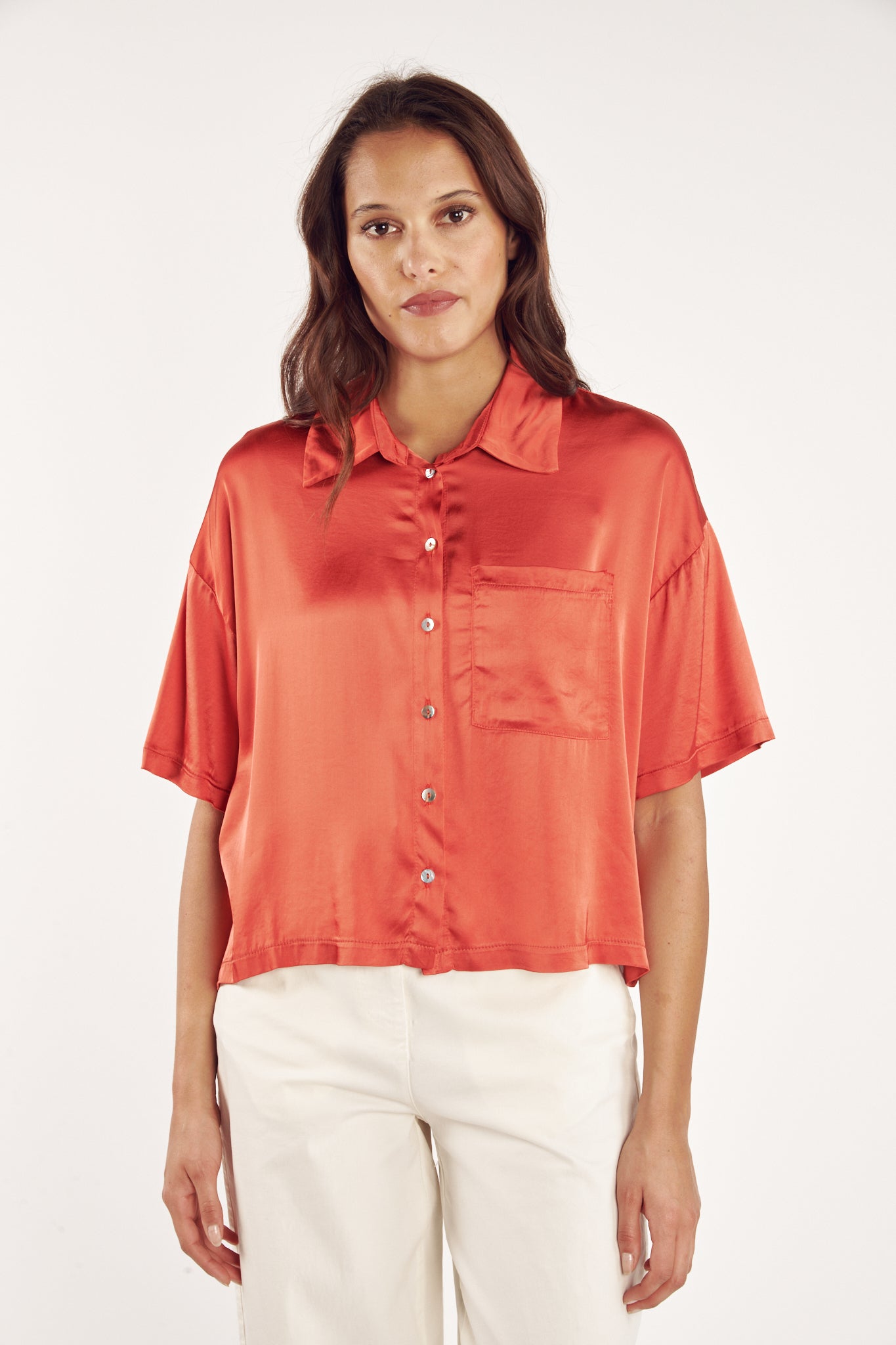 Robe chemise corail boutonnée avec volants Robe chemise corail boutonnée avec volants