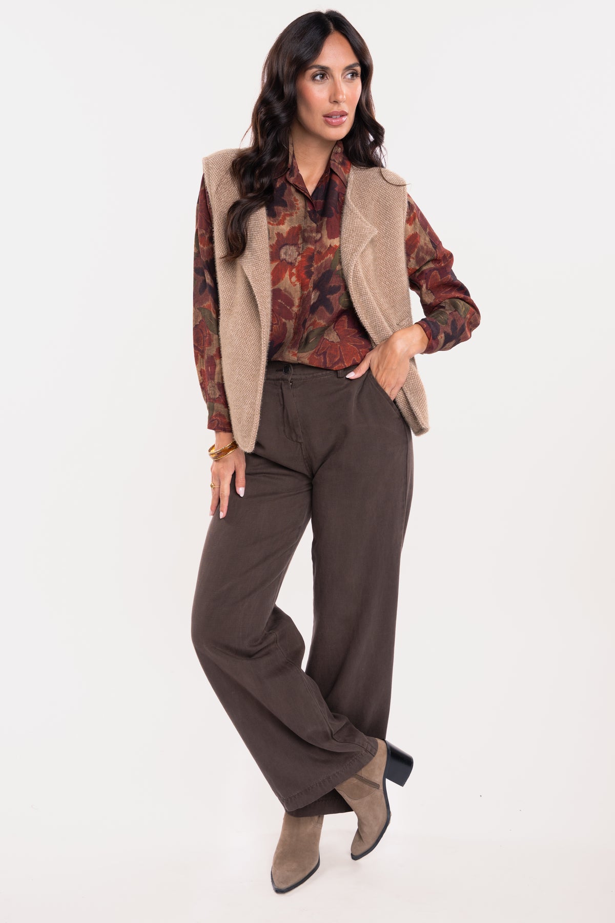Chemise imprimée prune avec un gilet en maille écru, un pantalon évasé marron et une paire de talons beiges