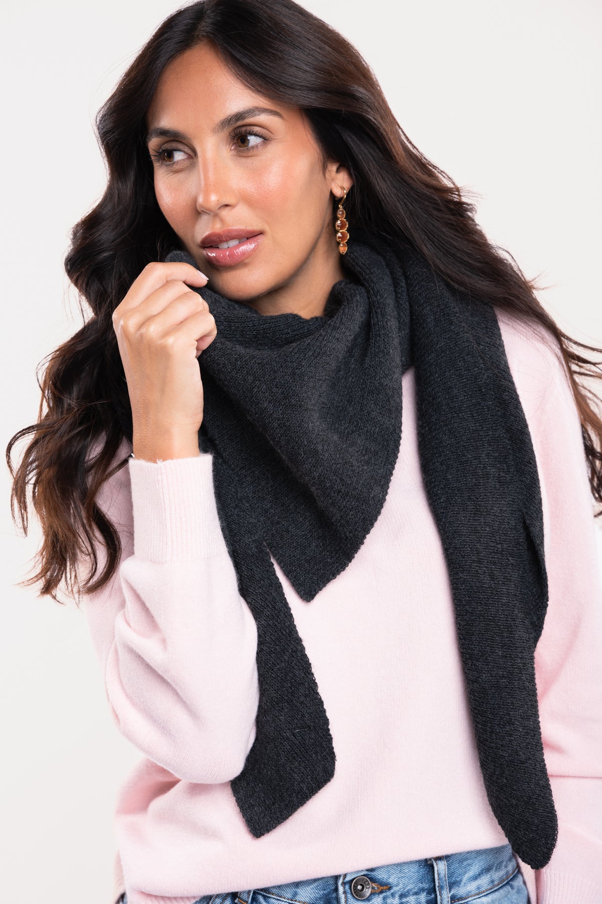 Echarpe grise avec un pull ample col V rose