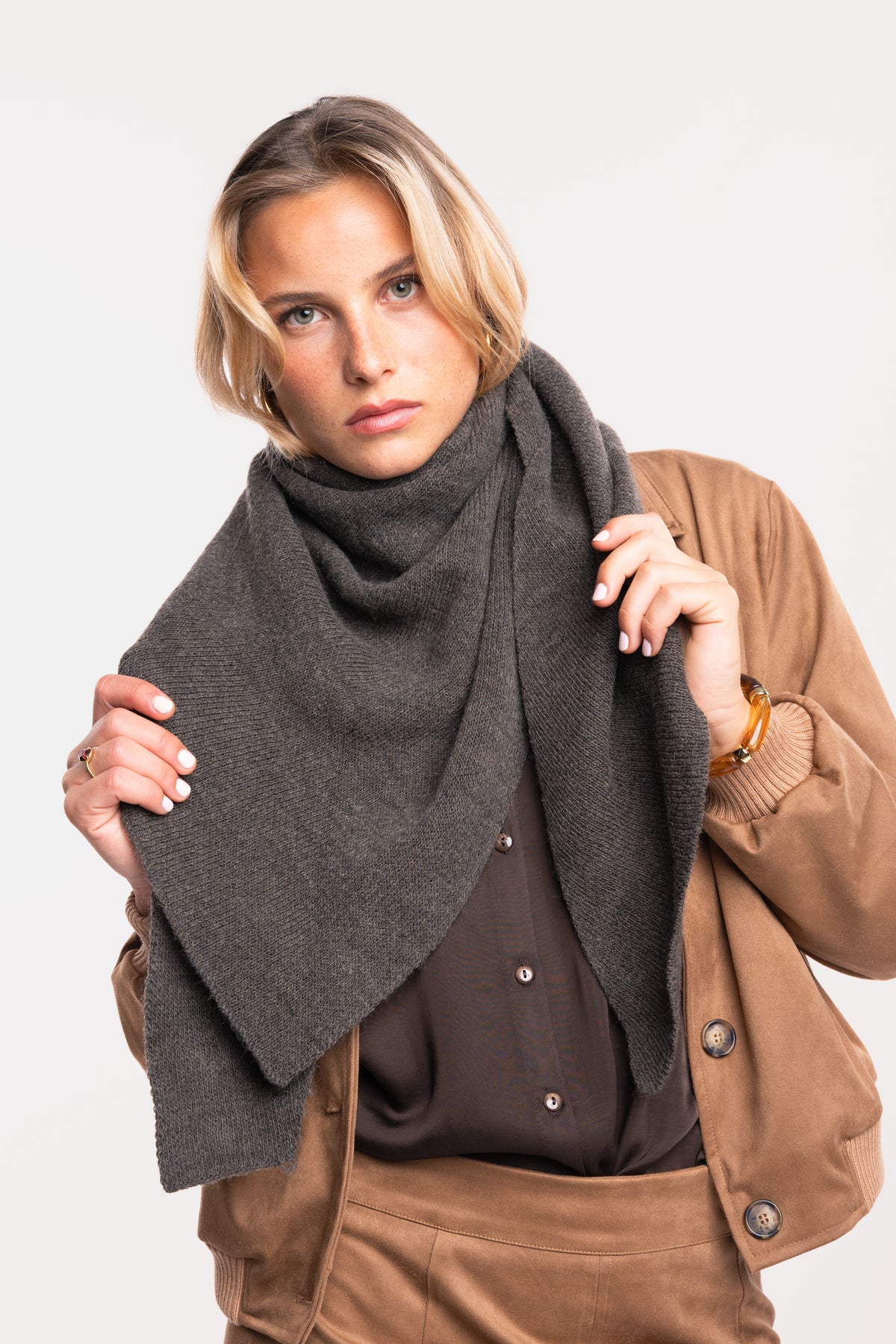 Echarpe marron avec une veste suédine camel, une chemise satinée marron et une jupe courte en suédine camel