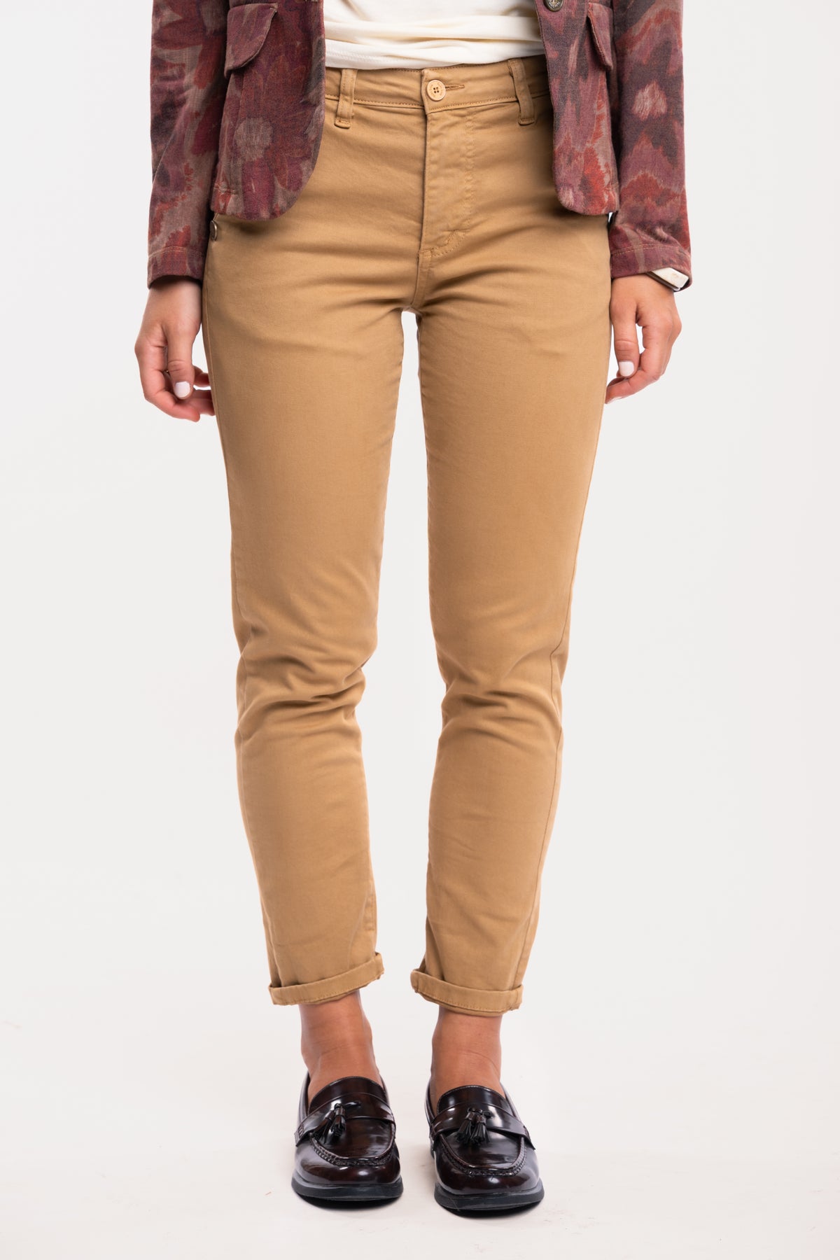 Pantalon chino camel et une paire de mocassins