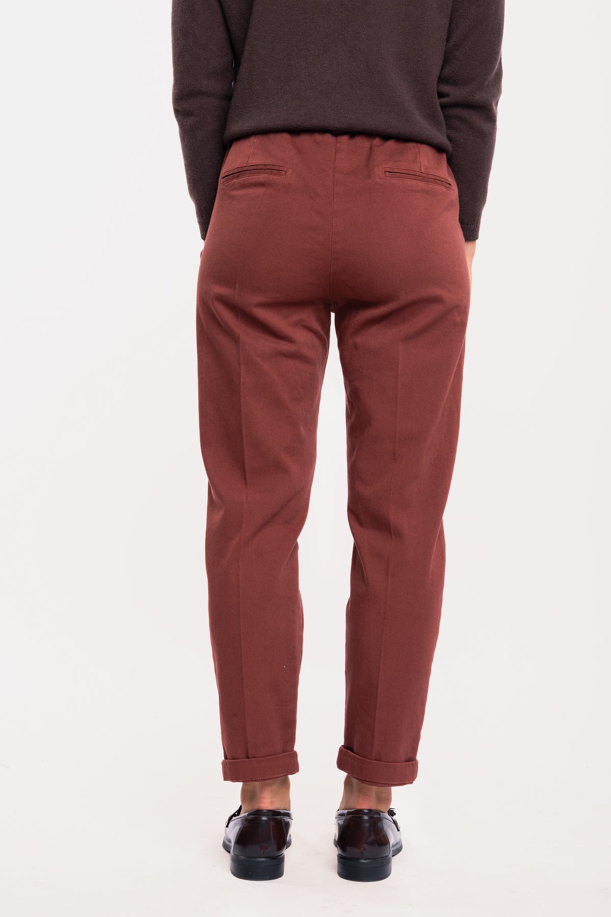 Pull ample marron avec pantalon chino acajou et paire de mocassins de dos