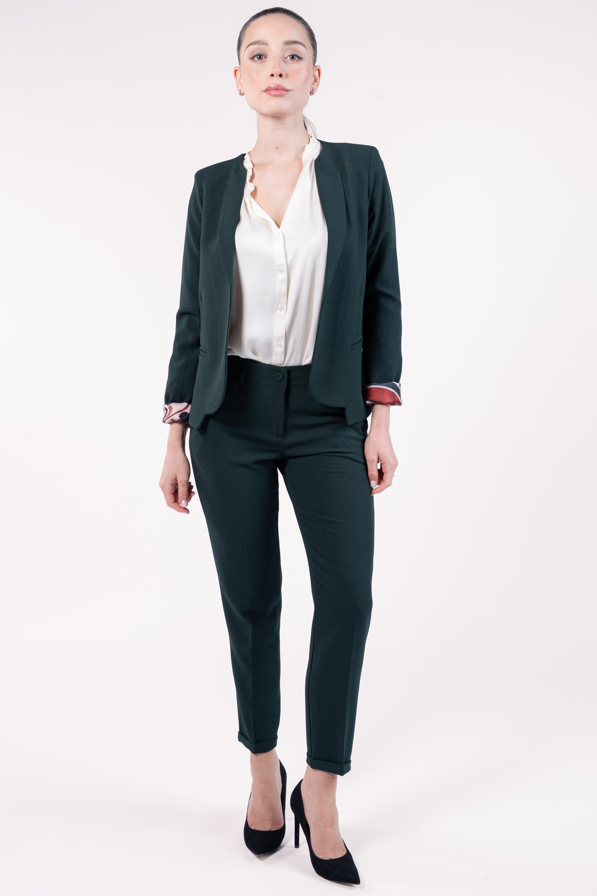 Veste courte doublure imprimée, chemise col plissé et pantalon cigarette 7/8ème vert avec talon noir