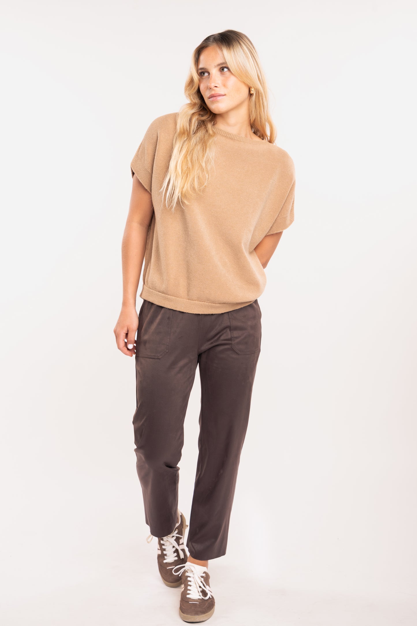 Pull ample camel et pantalon cintré marron