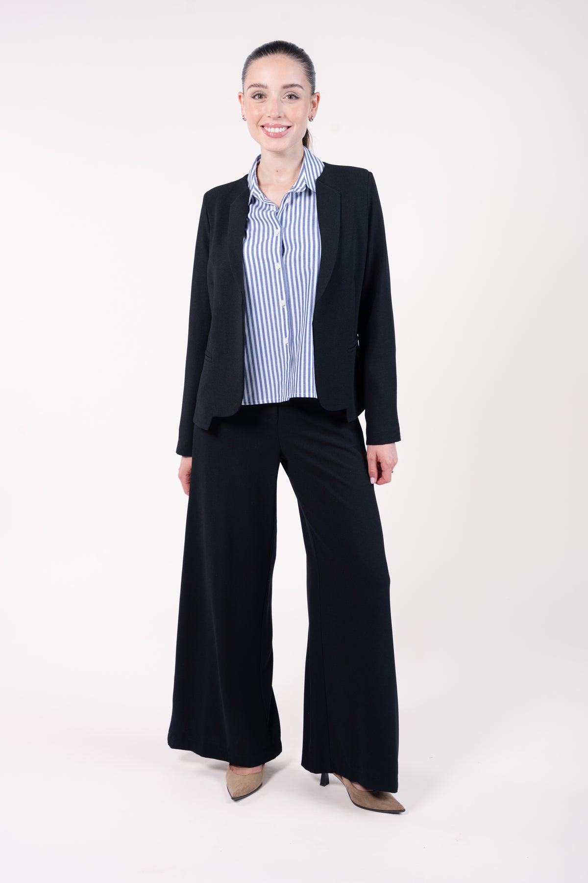 Veste courte doublure imprimée noir, chemise courte manches longues rayées marine et pantalon maxi évasé noir avec talon beige