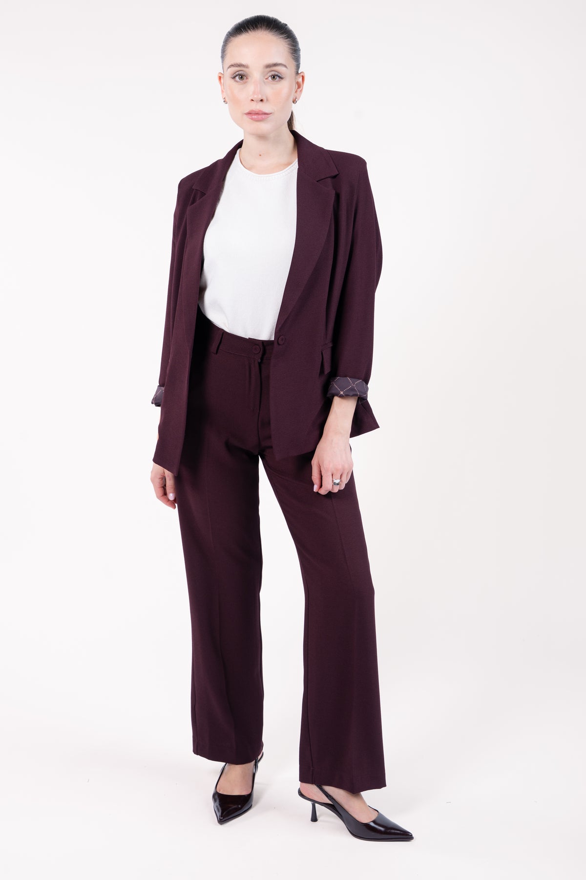 Blazer ample doublure PL aubergine avec pull col rond ample sans manches naturel, pantalon 7/8ème cigarette aubergine et talon