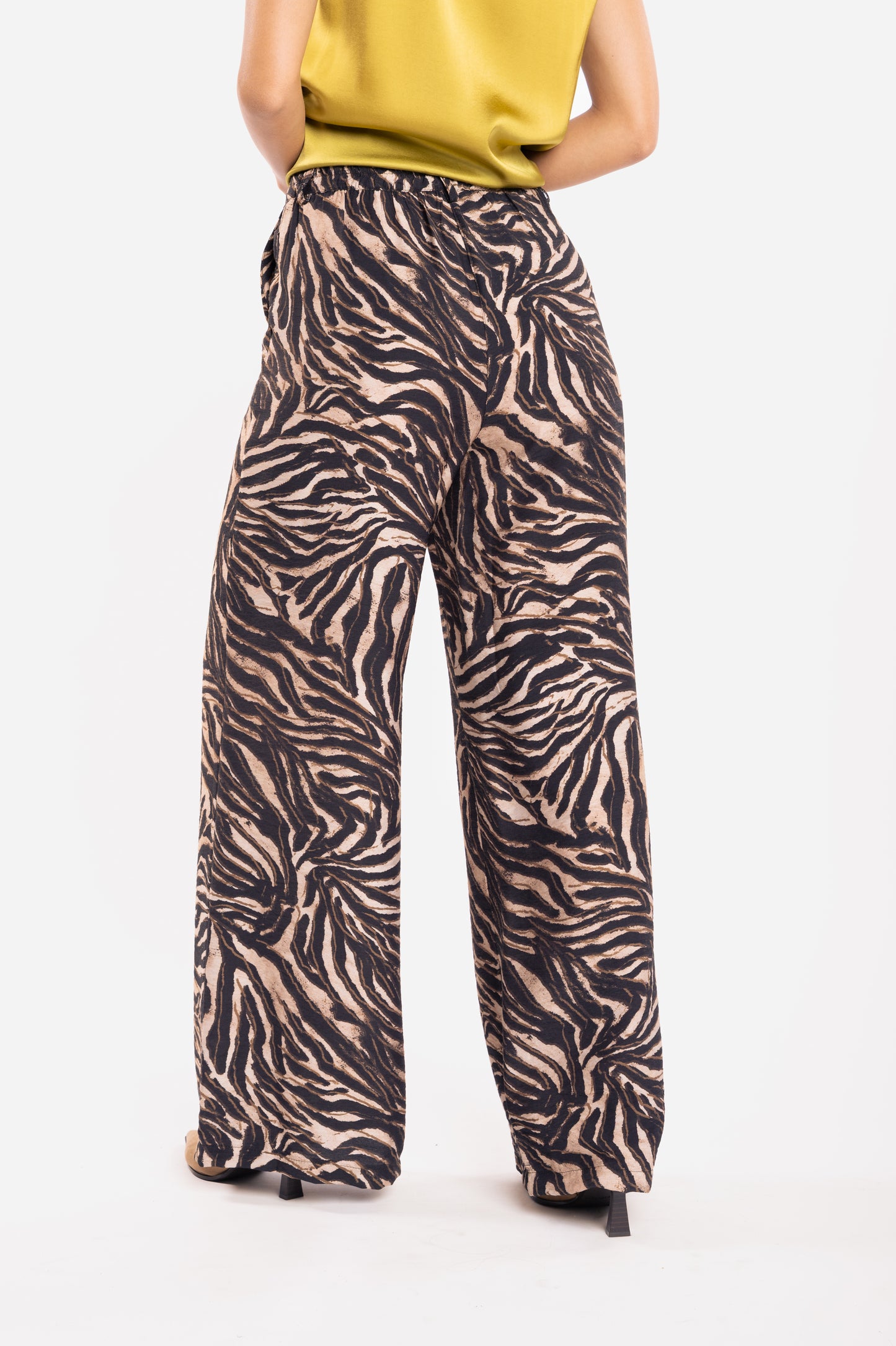 Top satiné vert olive et pantalon zèbre noir de dos