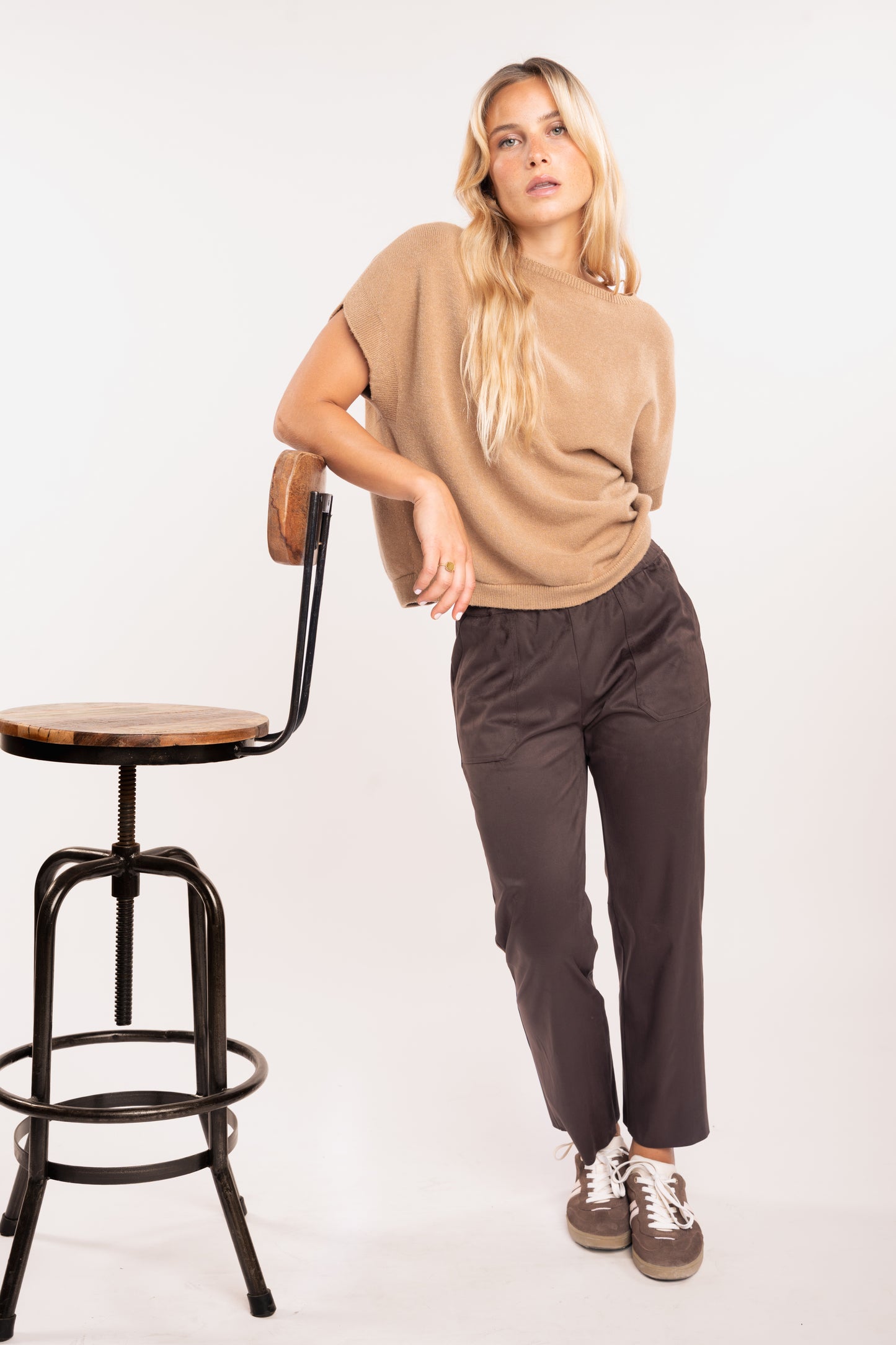 Pull ample femme camel et pantalon cintré marron