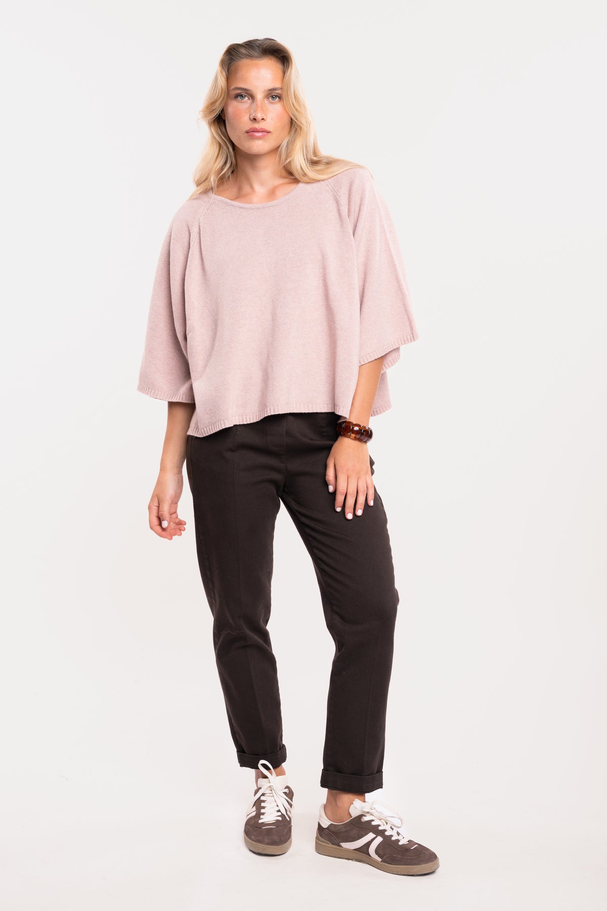 Pull femme oversize vieux rose avec un chino confort 7/8ème brun et une paire de baskets marron