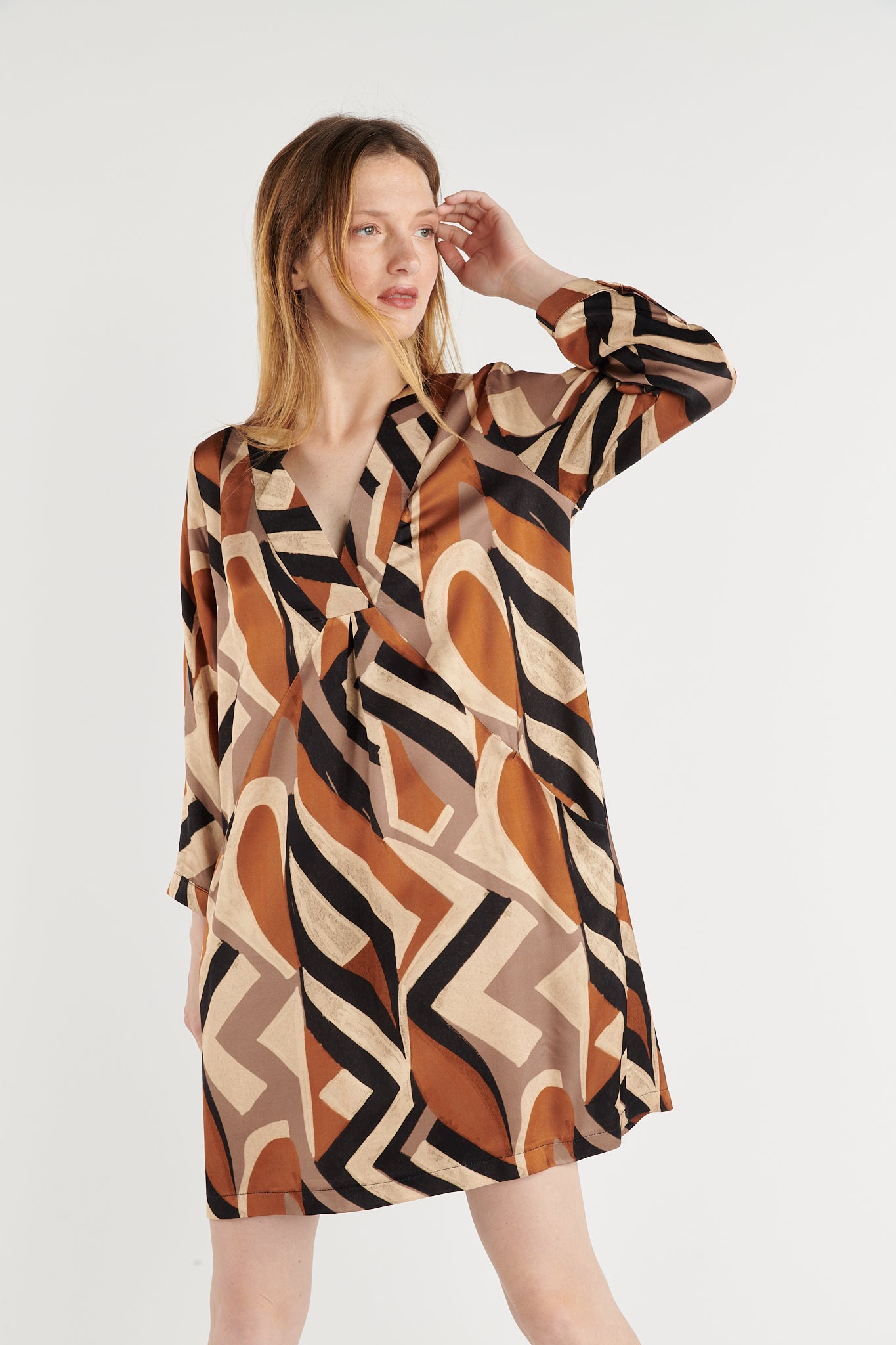 ROBE COURTE IMPRIMÉE GEO TABAC NOIR BUGRA