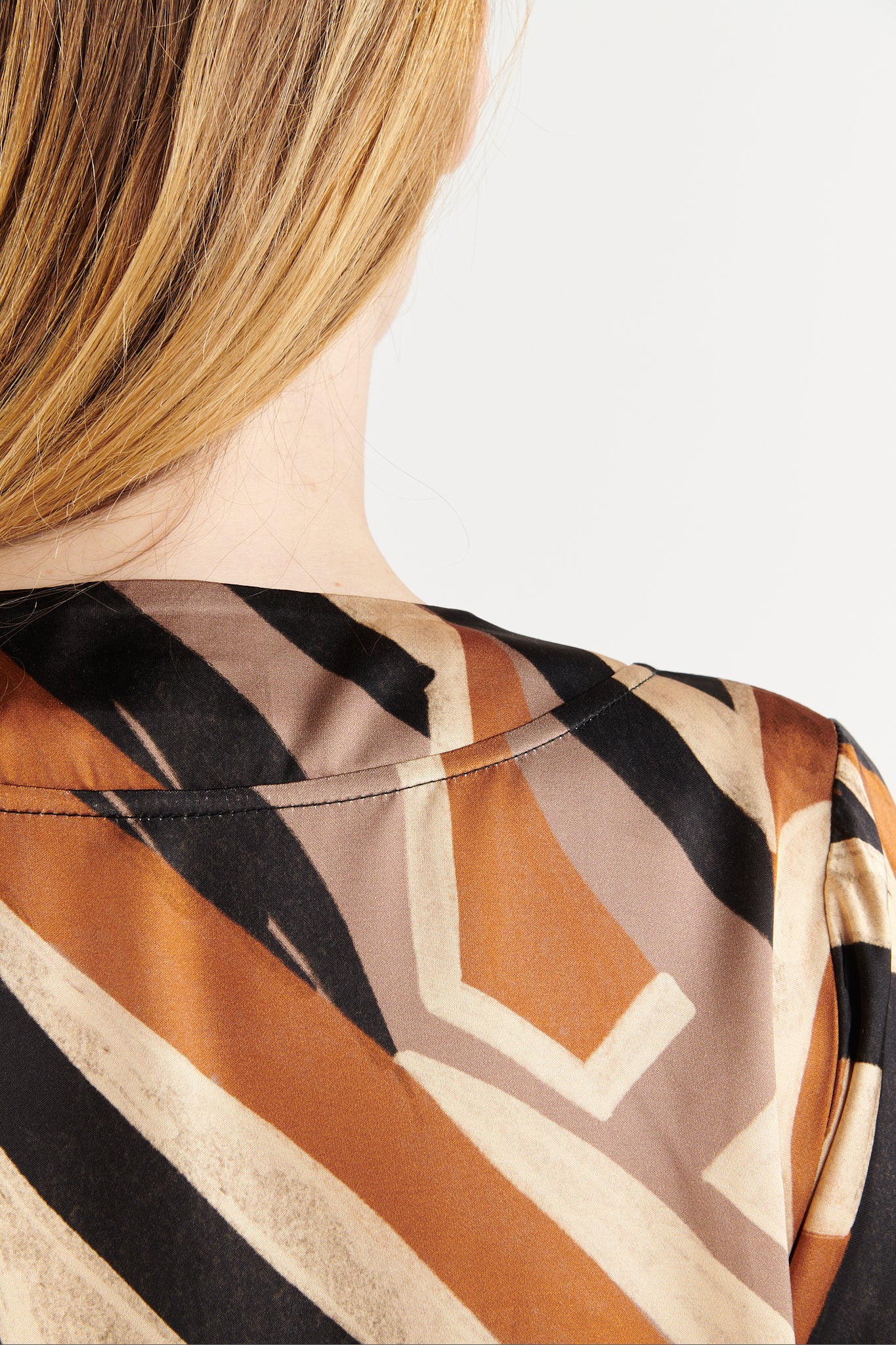 ROBE COURTE IMPRIMÉE GEO TABAC NOIR BUGRA