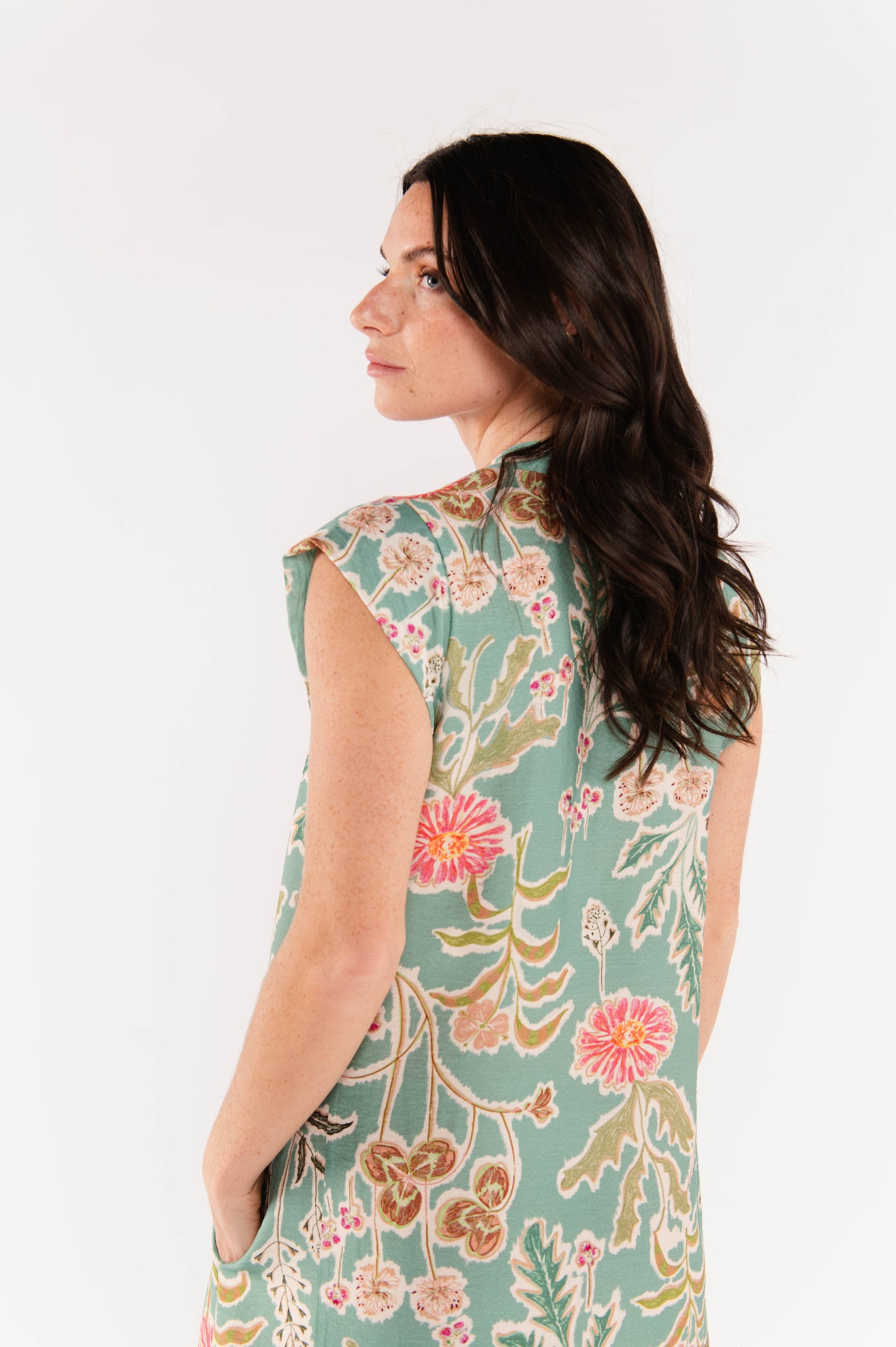 Robe longue Énya vert d'eau à imprimé floral, coupe fluide et féminine pour la saison estivale.