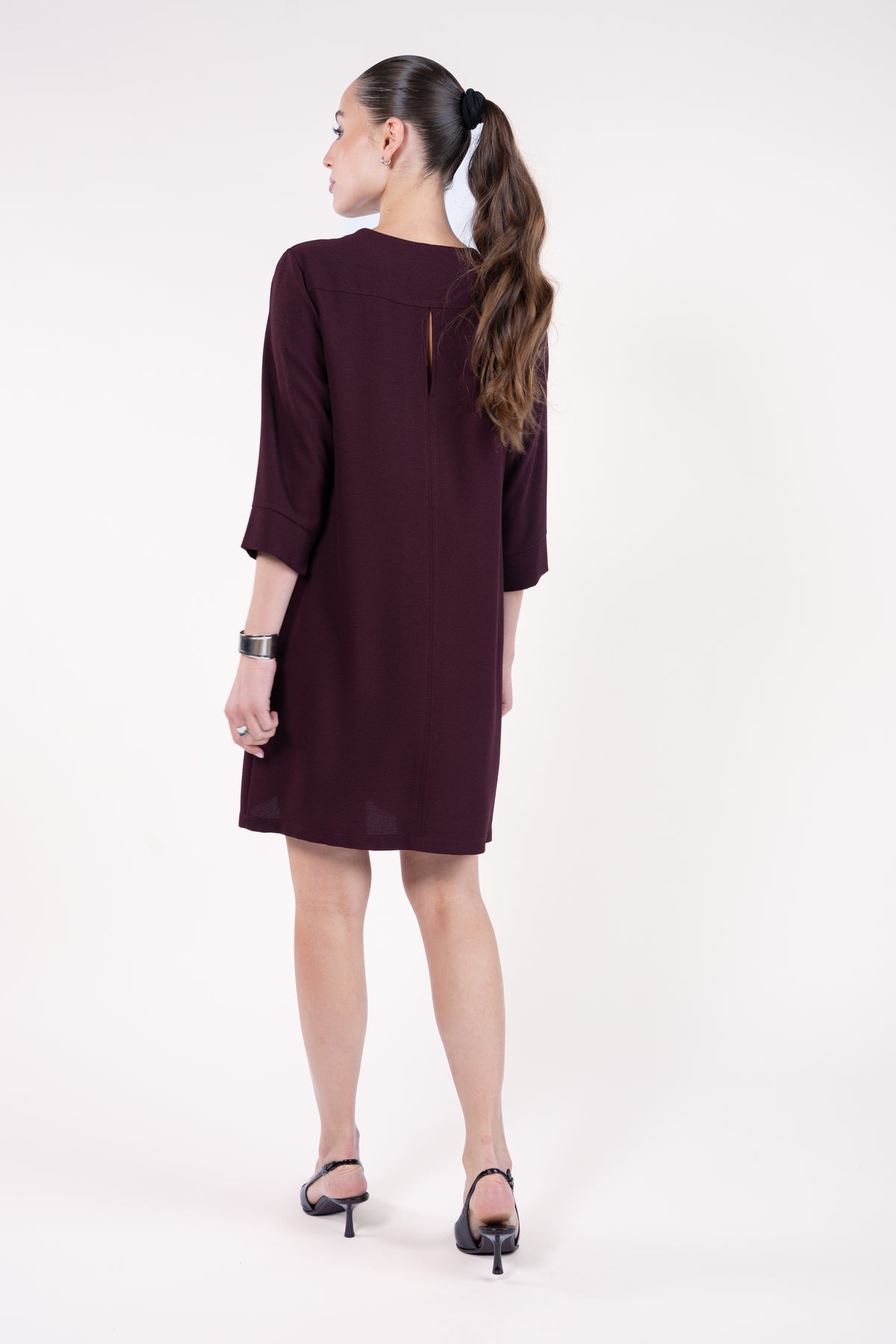 Robe femme col v bordeaux avec escarpin de dos