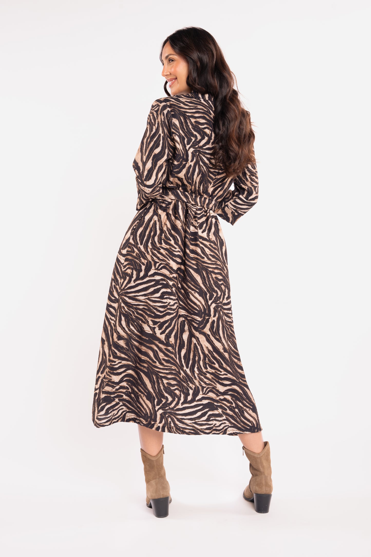 Robe zèbre longue noire de dos