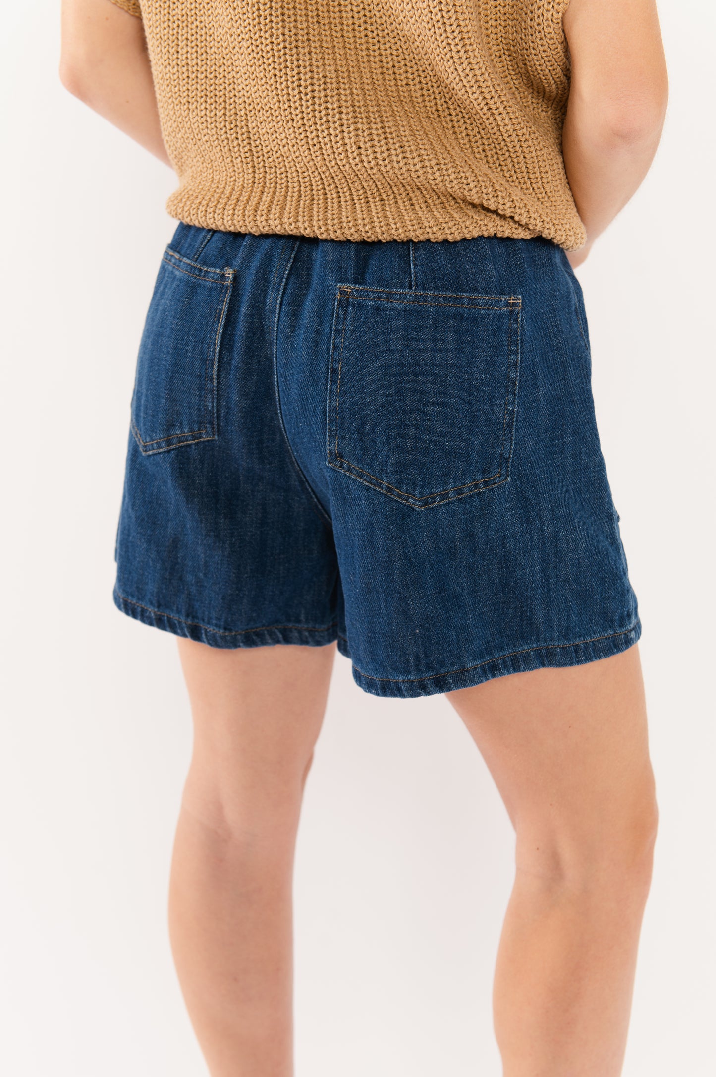 SHORT EN JEAN FONCÉ FAUVE
