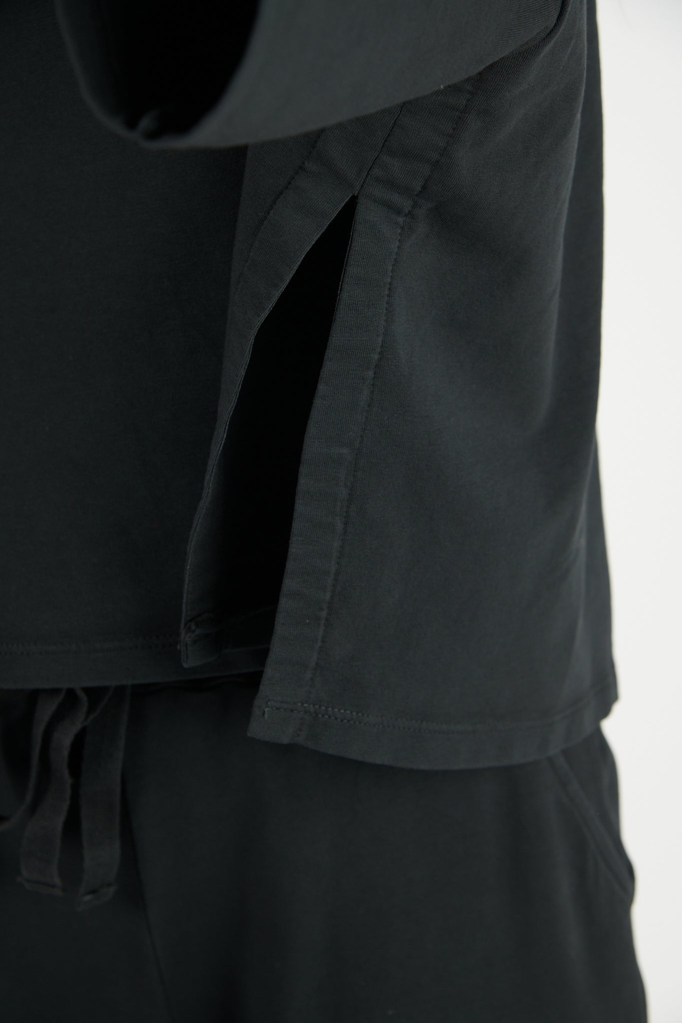 SWEAT CAPUCHE COURT DAYAN NOIR