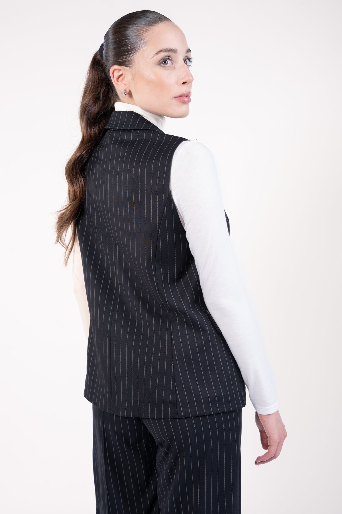 Veste sans manches et pantalon évasé long élastiqué dos rayé noir et t-shirt craie de dos