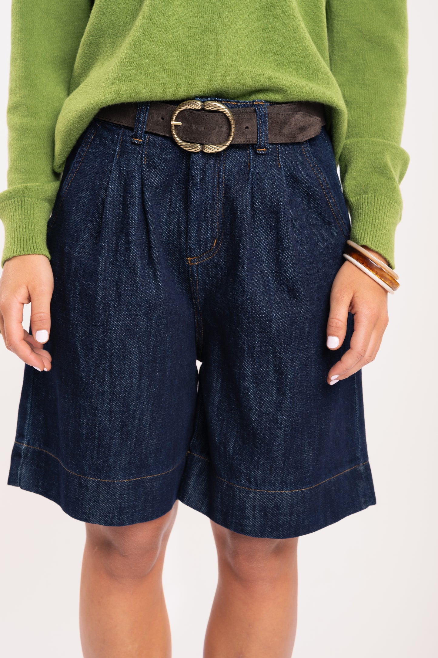 Bermuda jean femme brut et ceinture en daim marron 