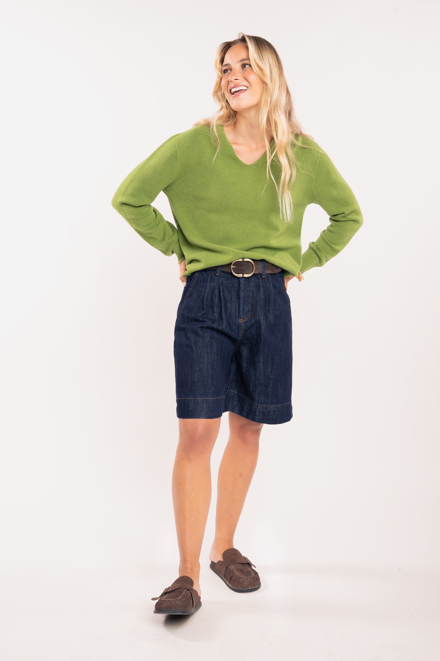 Pull ample col v vert, ceinture en daim marron et bermuda jean femme brut 