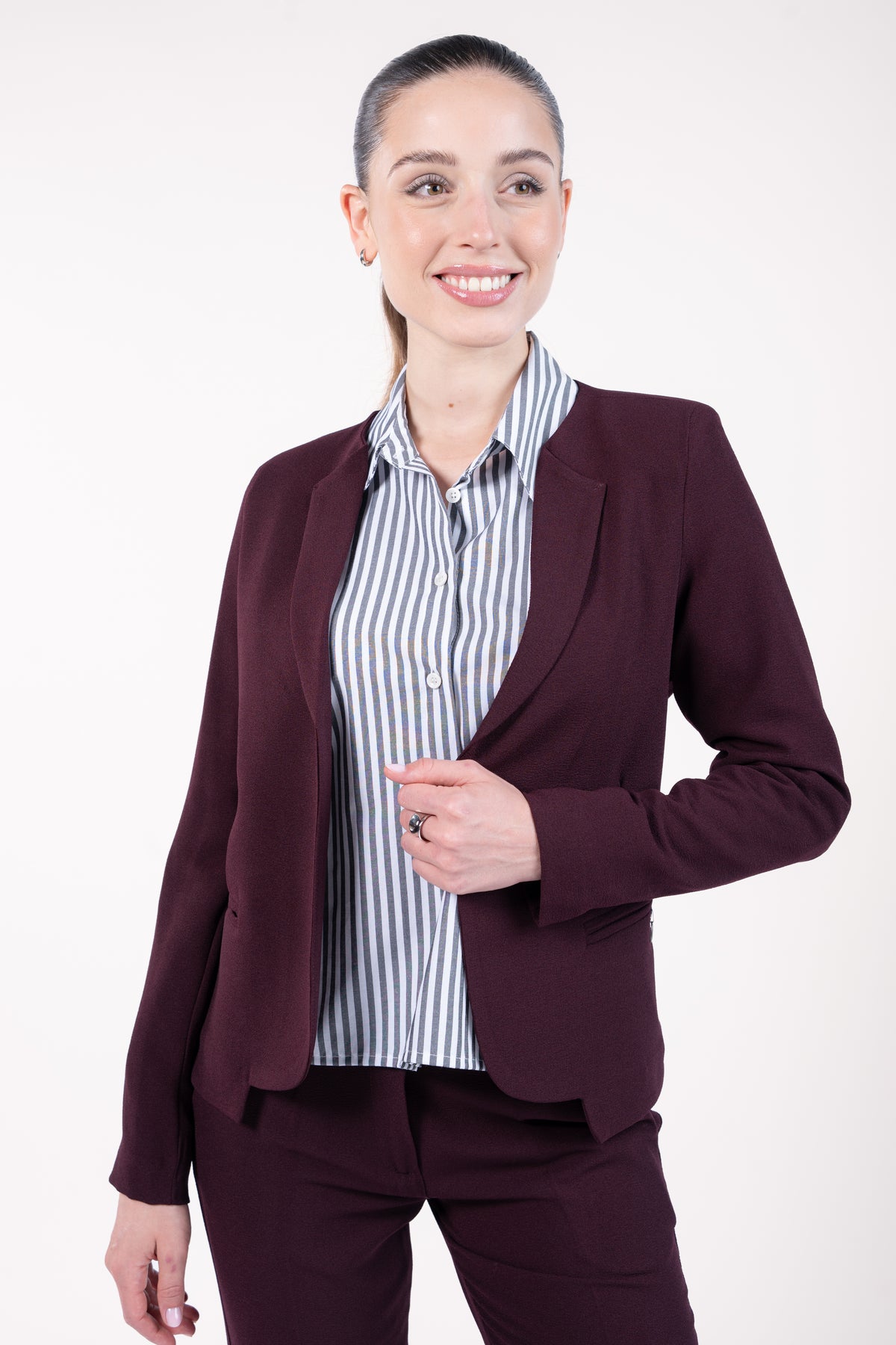 Veste courte doublure imprimée bordeaux avec chemise courte manches longues rayées gris, pantalon 7/8ème cigarette bordeaux 