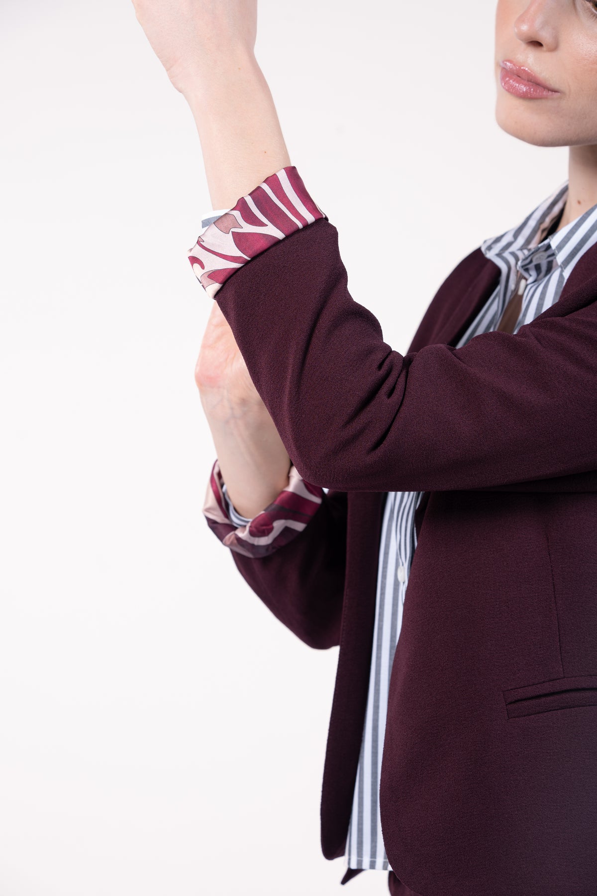 Veste courte doublure imprimée bordeaux avec chemise courte manches longues rayées gris