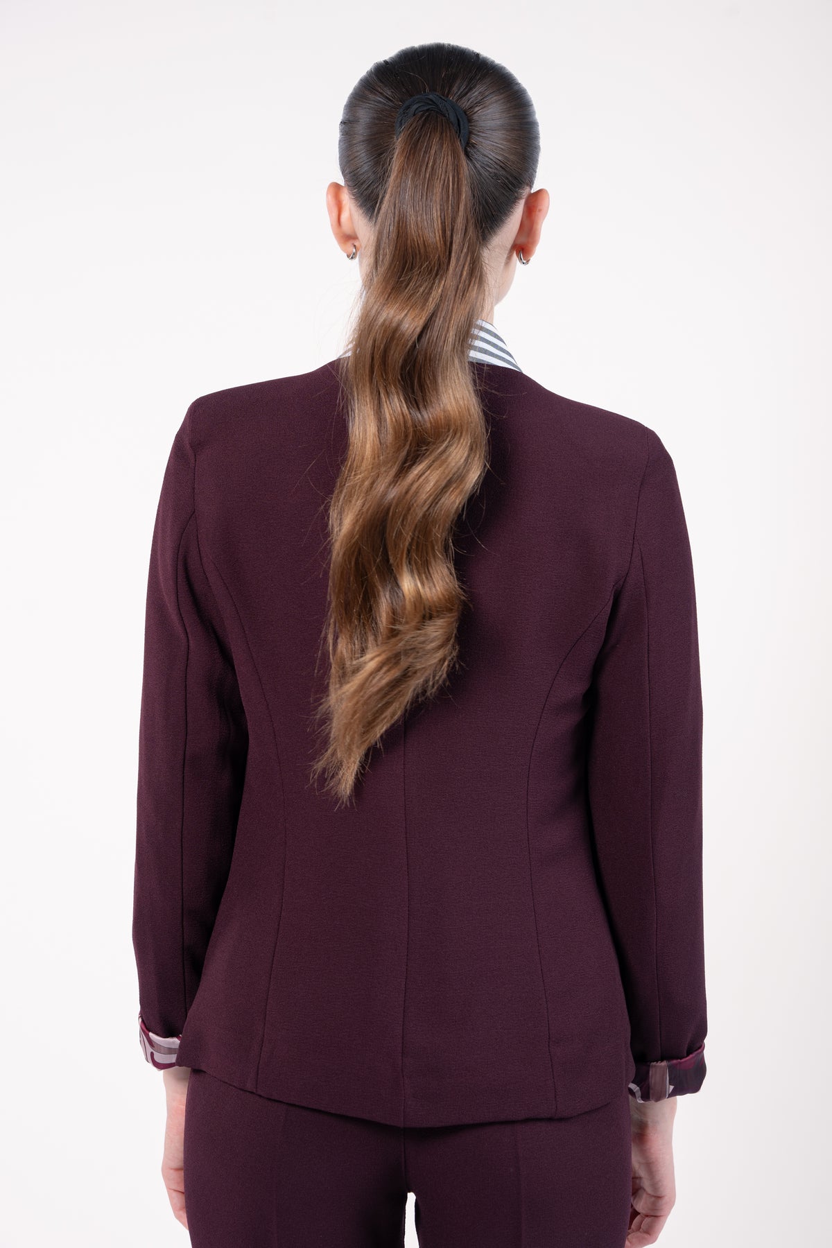 Veste courte doublure imprimée bordeaux et pantalon 7/8ème cigarette bordeaux de dos