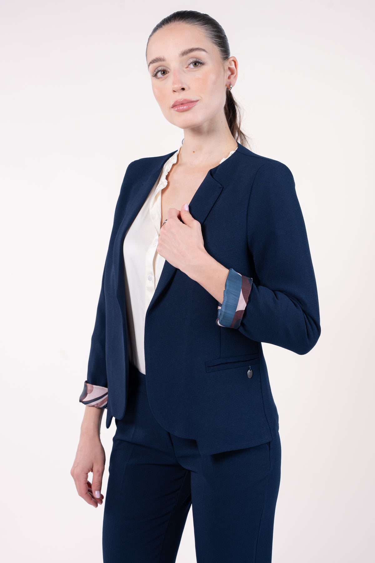 Veste courte doublure imprimée marine avec chemise col plissé naturel, pantalon cigarette 7/8ème marine