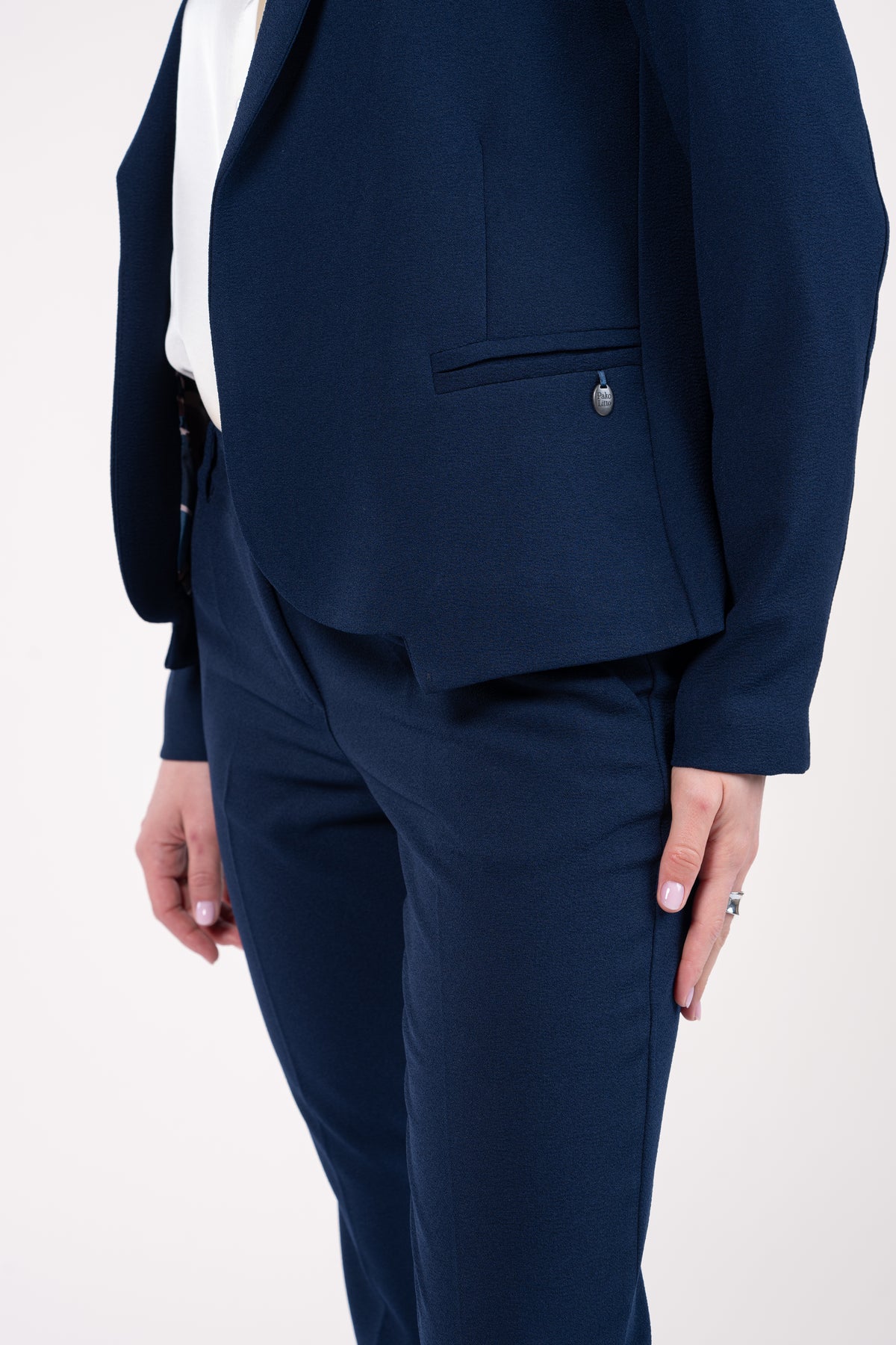 Veste courte doublure imprimée marine avec chemise col plissé naturel, pantalon cigarette 7/8ème marine 