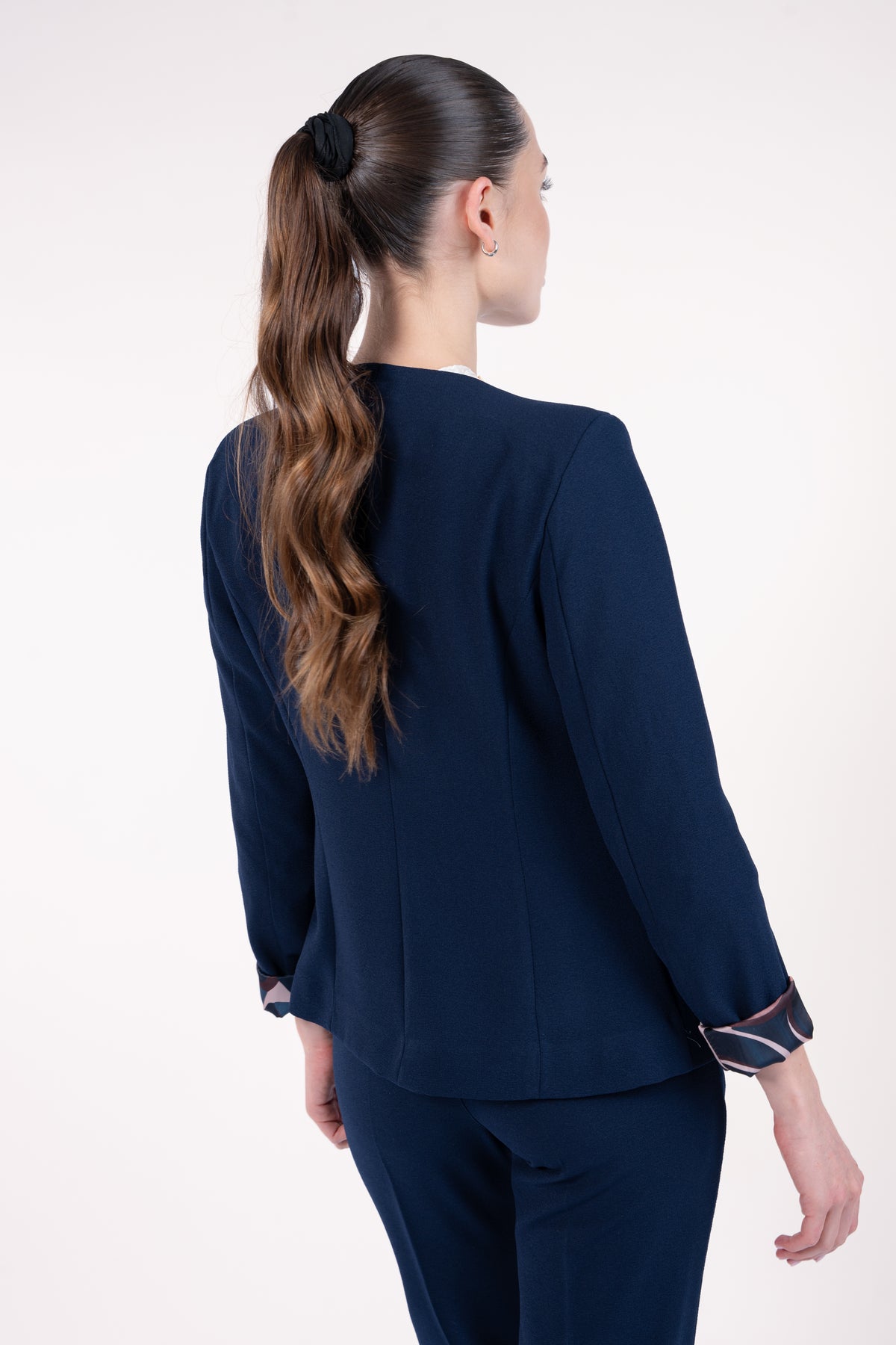 Veste courte doublure imprimée marine avec pantalon cigarette 7/8ème marine de dos