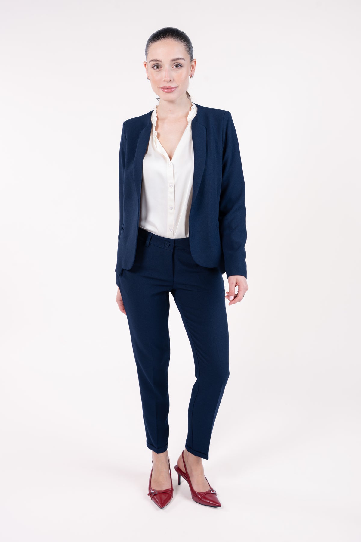Veste courte doublure imprimée marine avec chemise col plissé naturel, pantalon cigarette 7/8ème marine et talon rouge 