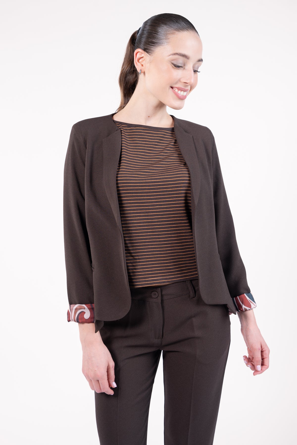 Veste courte doublure imprimée marron avec top col bateau bouton dos choco/tabac, pantalon 7/8ème cigarette marron