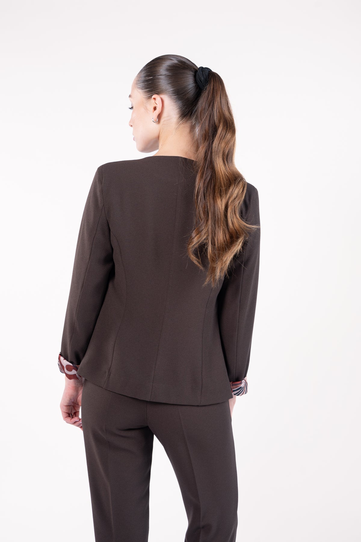 Veste courte doublure imprimée marron avec  pantalon 7/8ème cigarette marron 