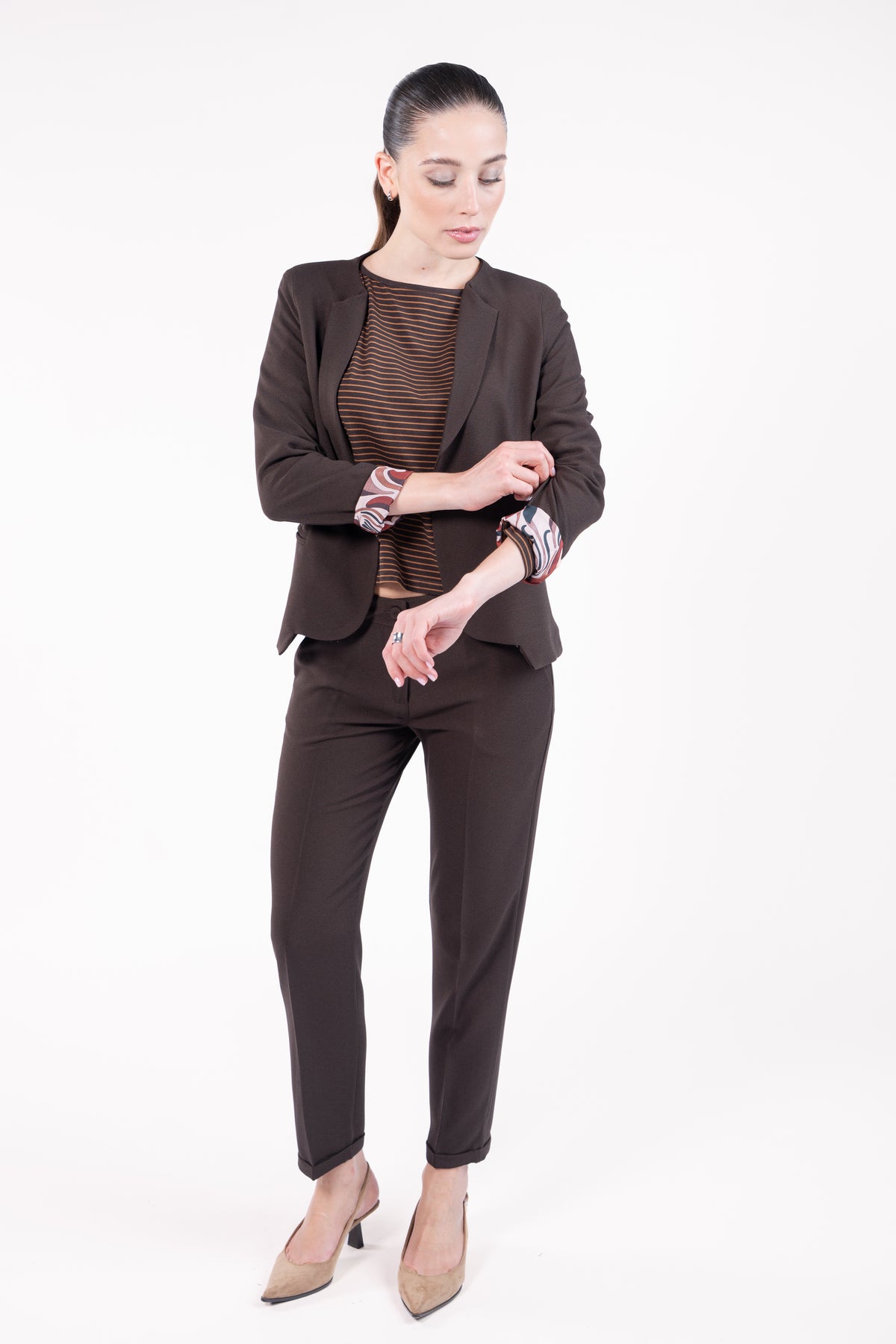 Veste courte doublure imprimée marron avec top col bateau bouton dos choco/tabac, pantalon 7/8ème cigarette marron et talon beige 