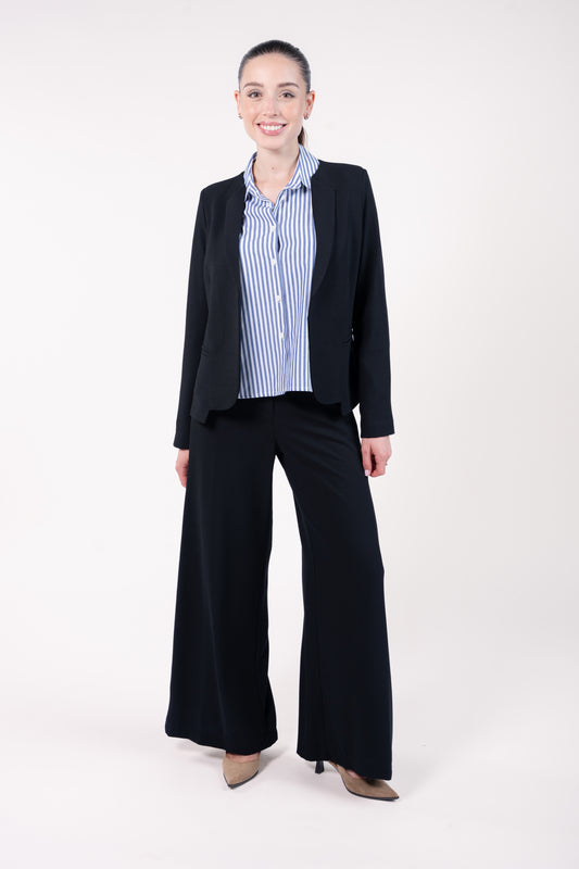 Veste courte doublure imprimée noir, chemise courte manches longues rayées marine avec pantalon maxi évasé noir et talon beige