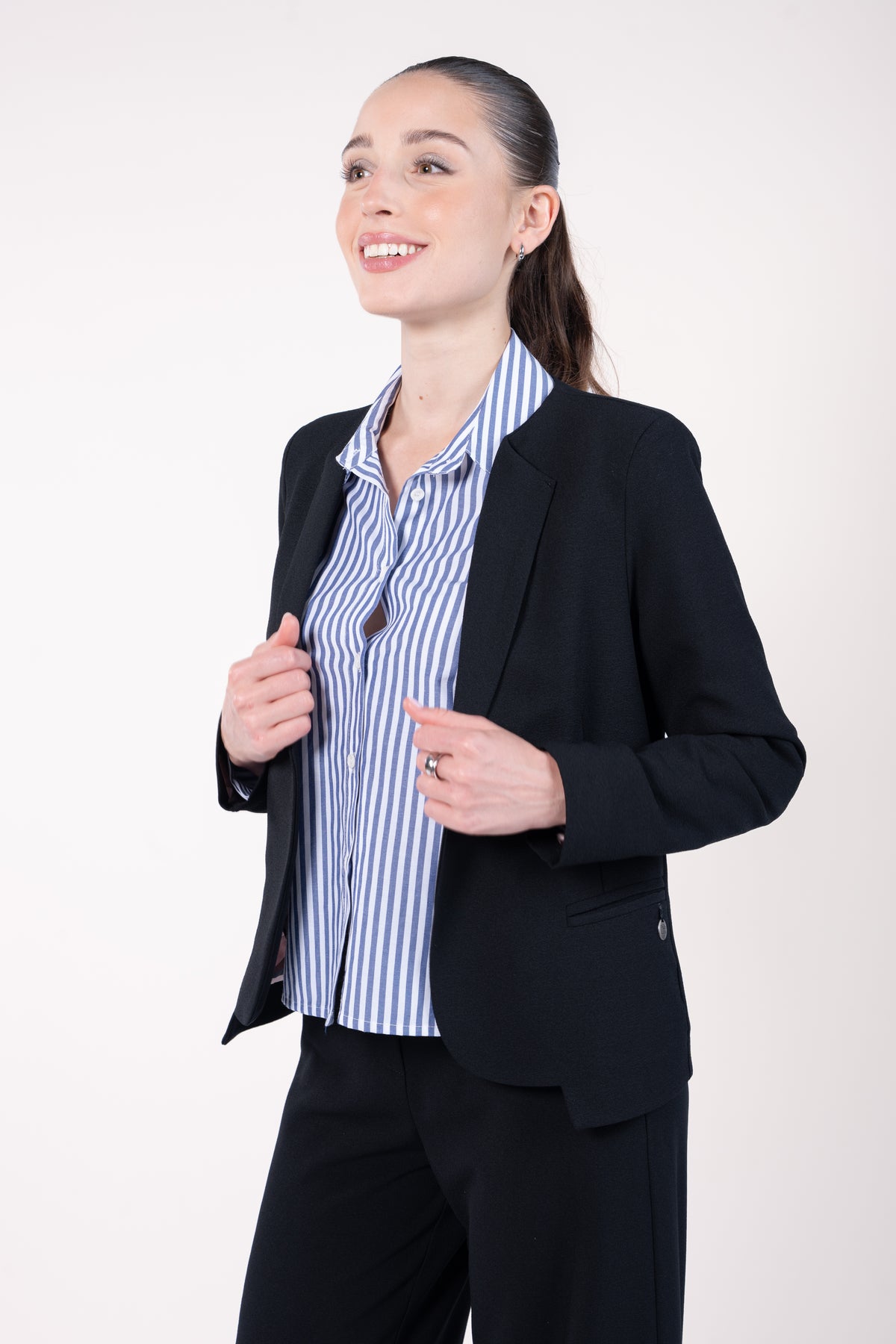 Veste courte doublure imprimée noir, chemise courte manches longues rayées marine avec pantalon maxi évasé noir 