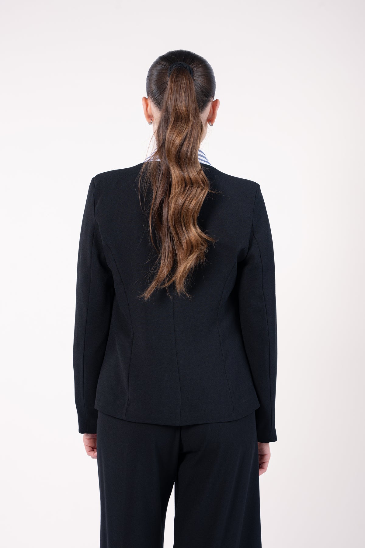 Veste courte doublure imprimée noir avec pantalon maxi évasé noir de dos