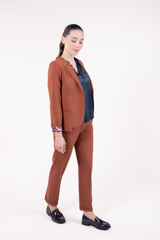 Veste courte doublure imprimée terracotta avec chemise col plissé bleu nuit, pantalon 7/8ème cigarette terracotta et mocassin 