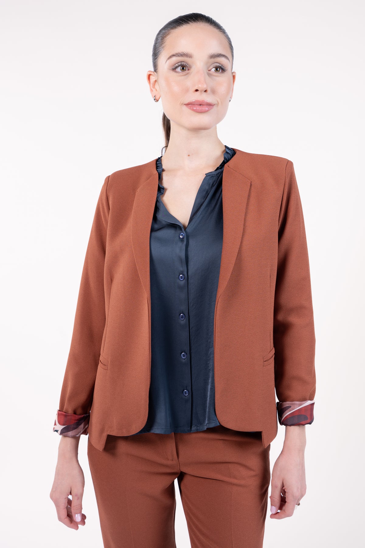 Veste courte doublure imprimée terracotta avec chemise col plissé bleu nuit et pantalon 7/8ème cigarette terracotta 
