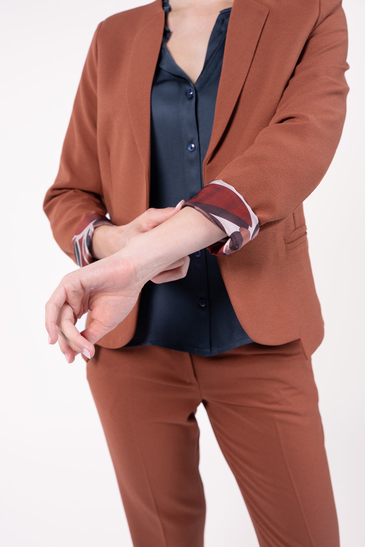 Veste courte doublure imprimée terracotta avec chemise col plissé bleu nuit et pantalon 7/8ème cigarette terracotta 