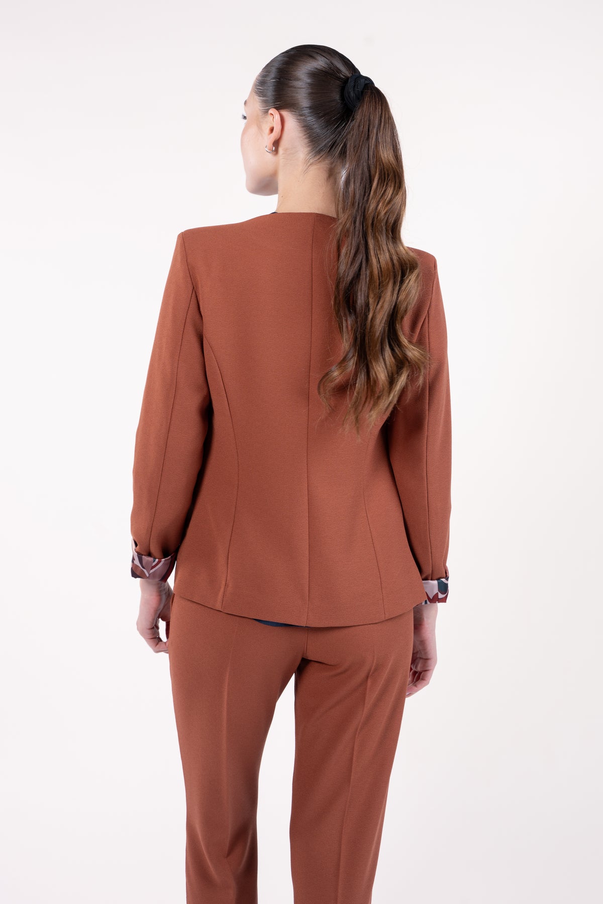 Veste courte doublure imprimée terracotta et pantalon 7/8ème cigarette terracotta de dos