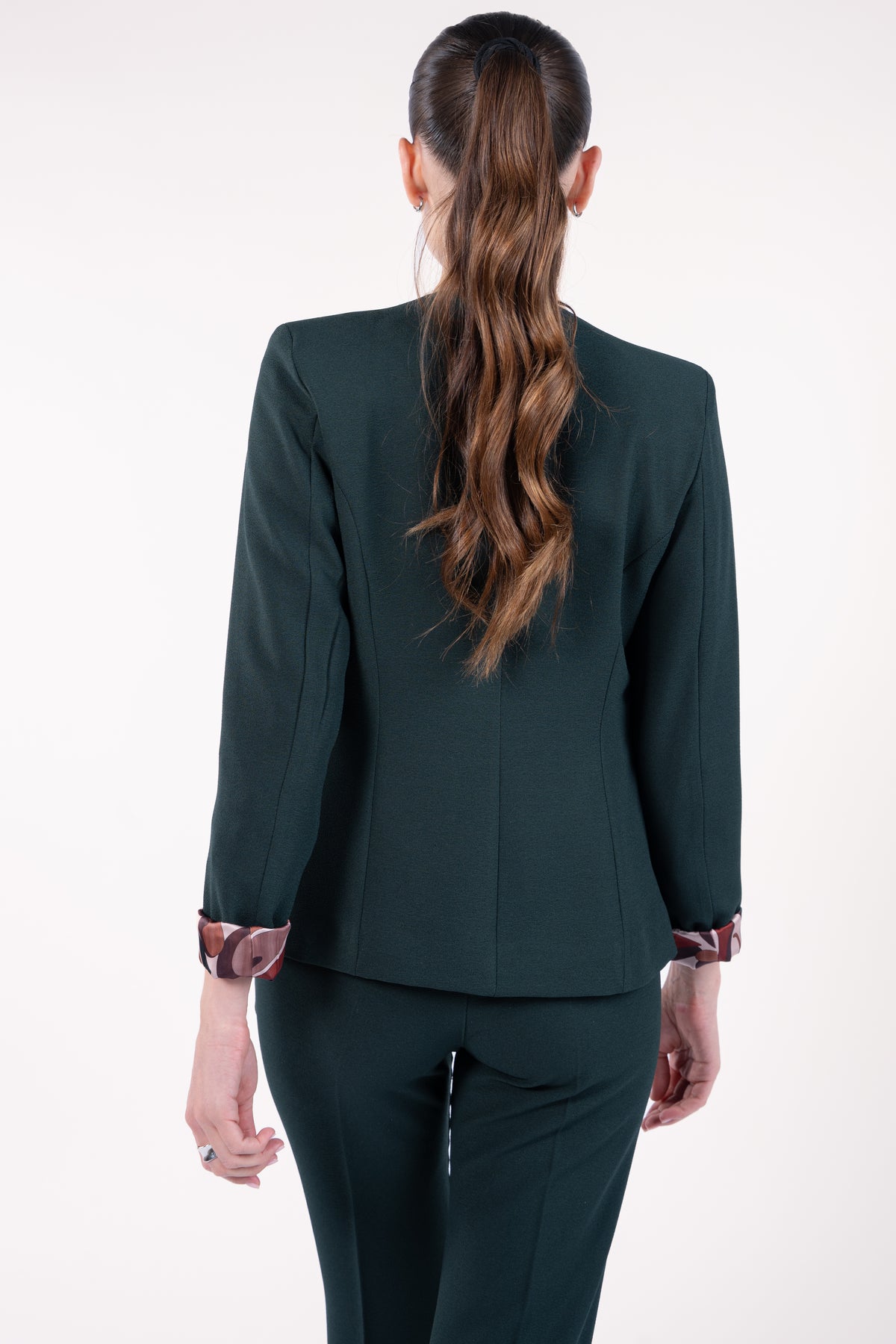 Veste courte doublure imprimée vert avec pantalon 7/8ème cigarette vert de dos