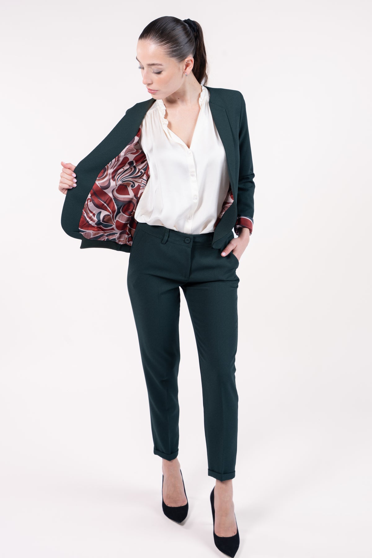 Veste courte doublure imprimée vert, chemise col plissé naturel avec pantalon 7/8ème cigarette vert et talon noir 