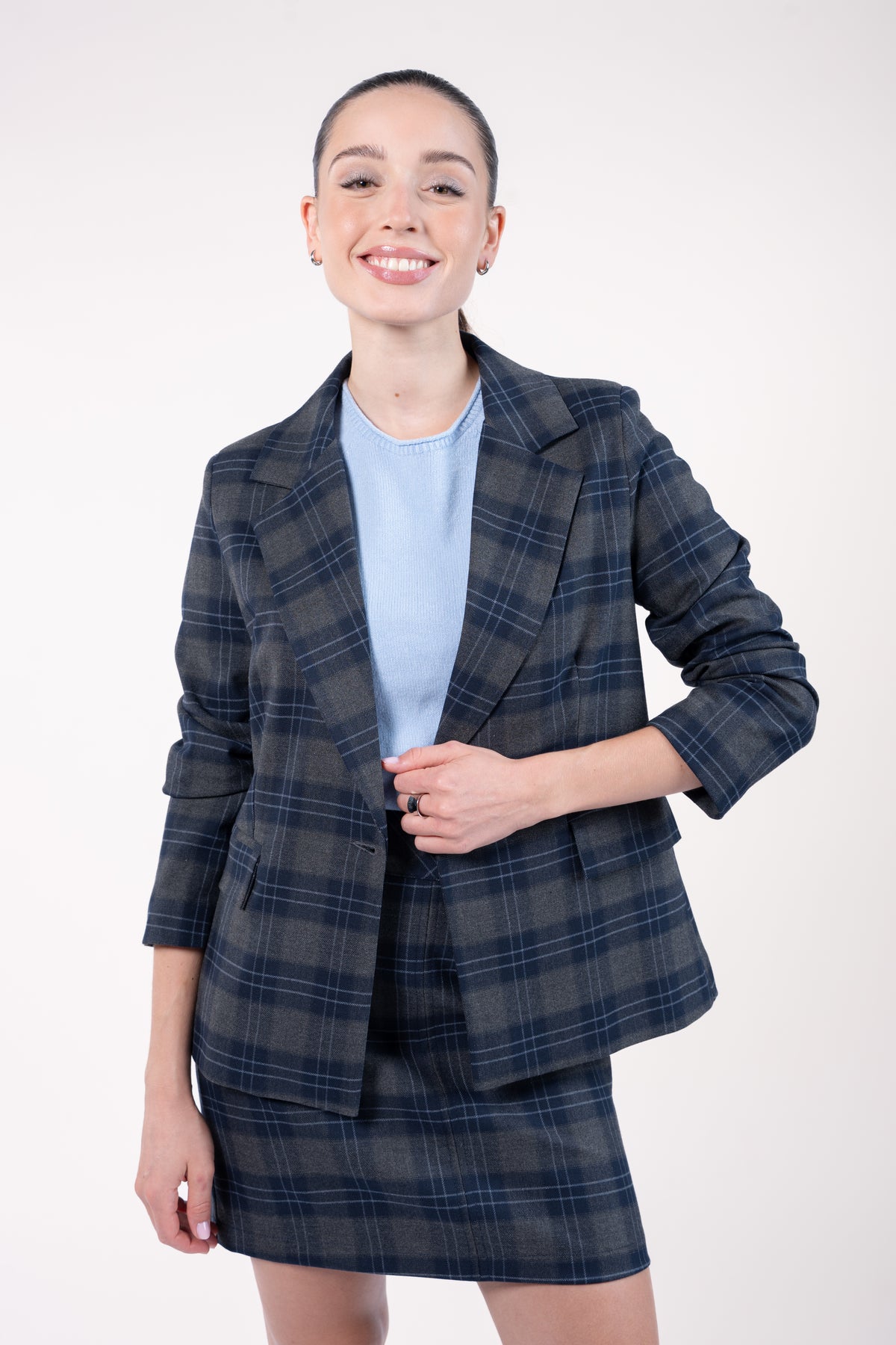 Ensemble à carreaux gris/marine avec blaser ample et jupe courte et pull court coll rond manches courtes ciel