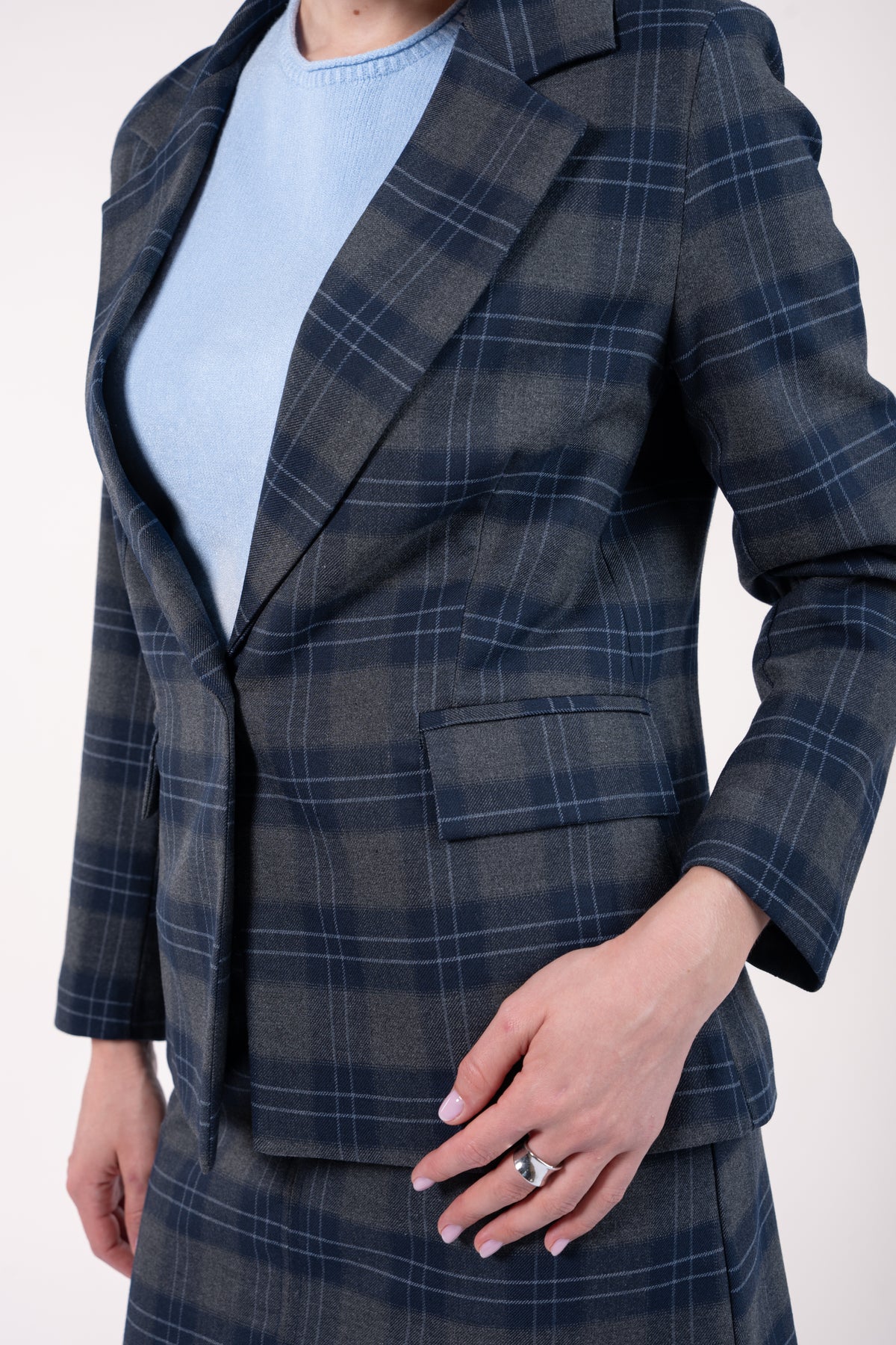 Ensemble à carreaux gris/marine avec blaser ample et jupe courte et pull court coll rond manches courtes ciel