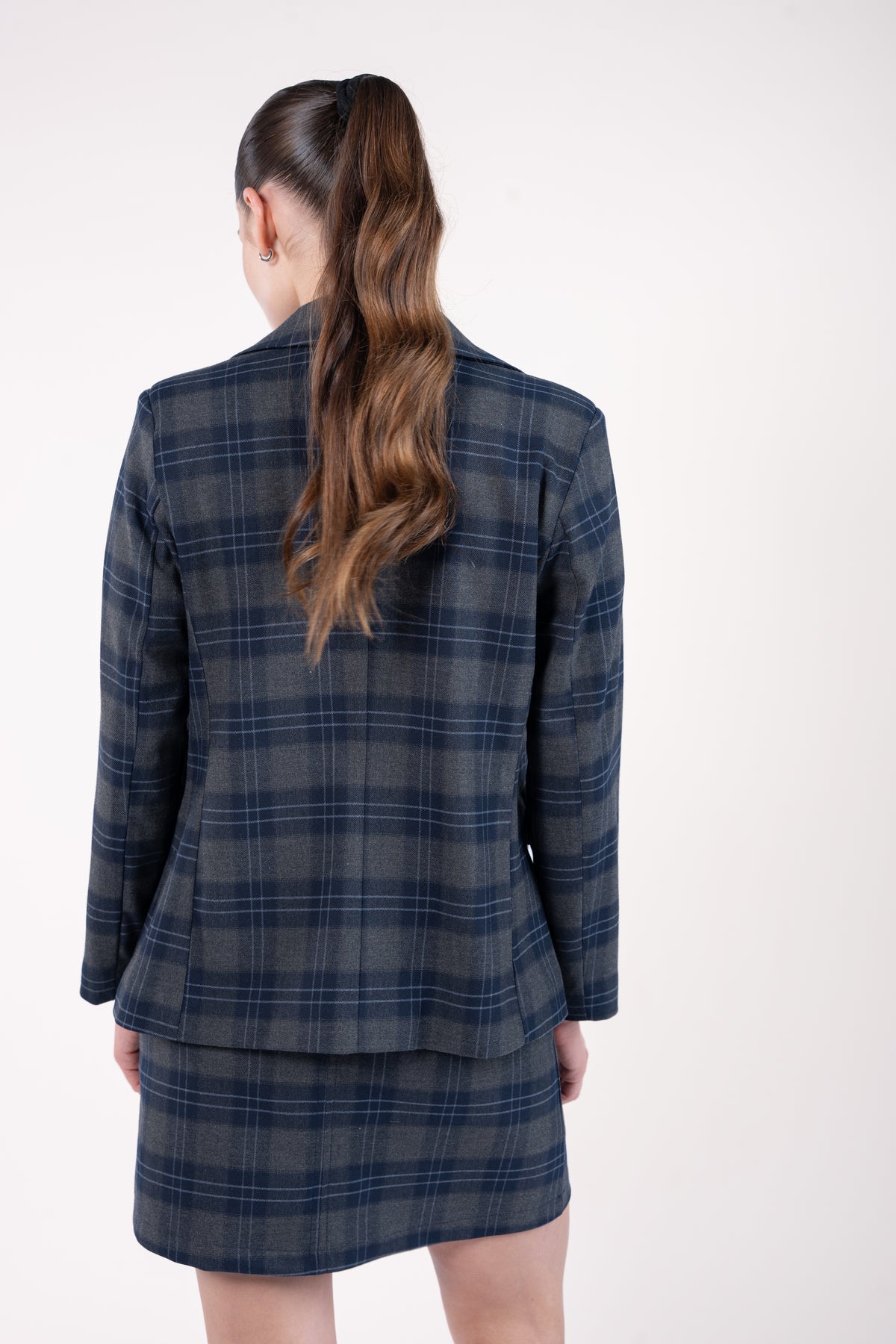 Ensemble à carreaux gris/marine avec blaser ample et jupe courte et pull court coll rond manches courtes ciel