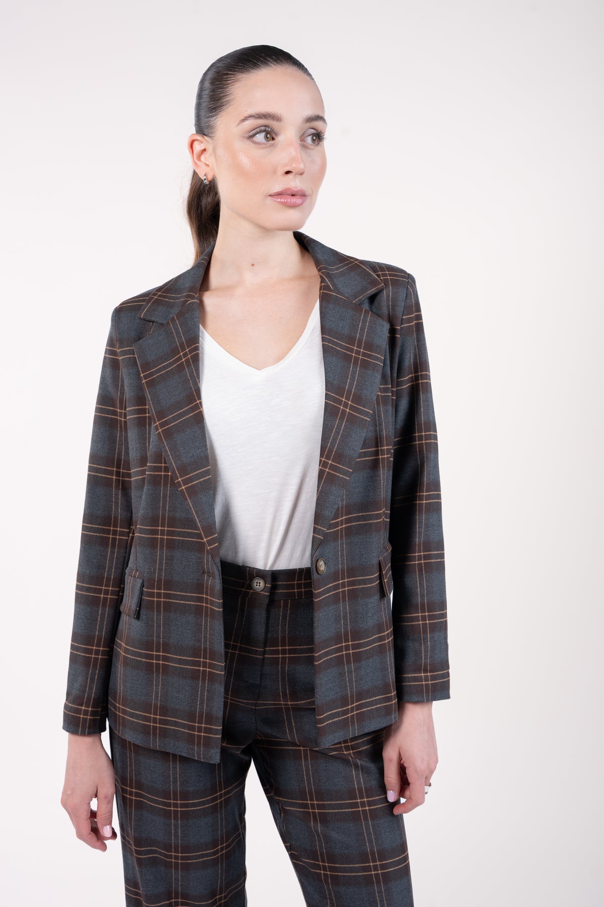 Ensemble à carreaux gris marron avec blaser ample et pantalon évasé long élastiqué dos avec t-shirt naturel 