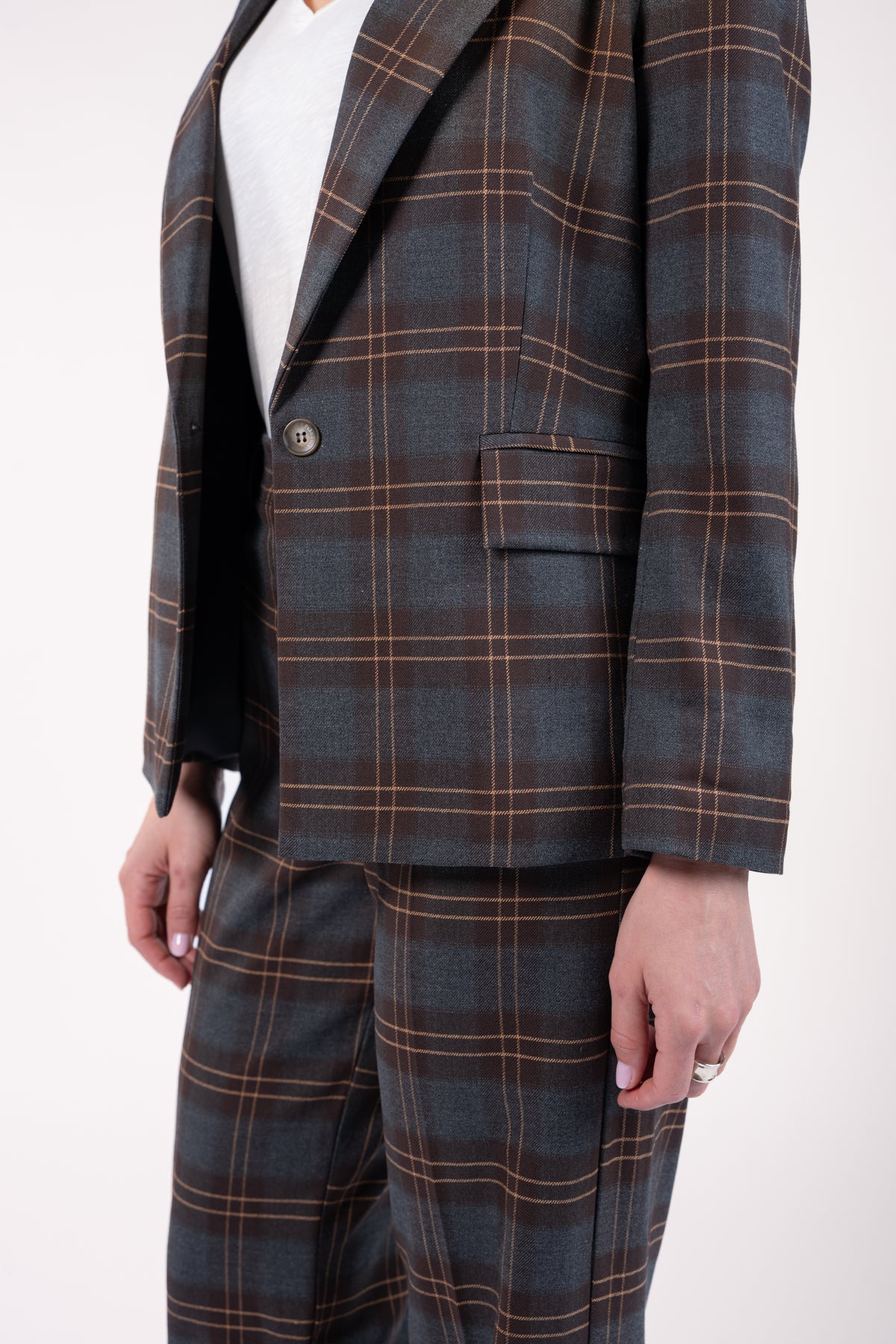 Ensemble à carreaux gris marron avec blaser ample et pantalon évasé long élastiqué dos avec t-shirt naturel 