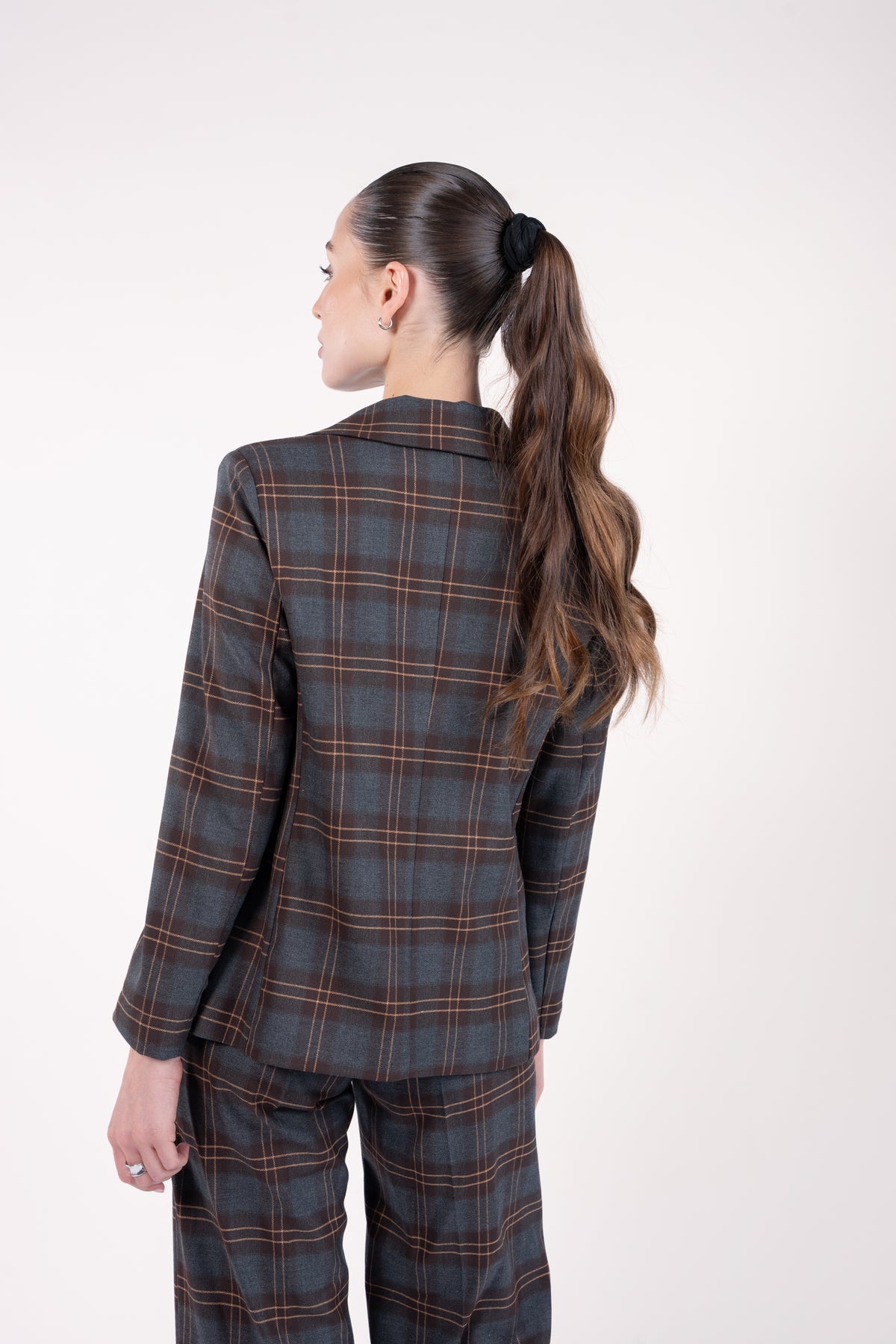 Ensemble à carreaux gris marron avec blaser ample et pantalon évasé long élastiqué de dos