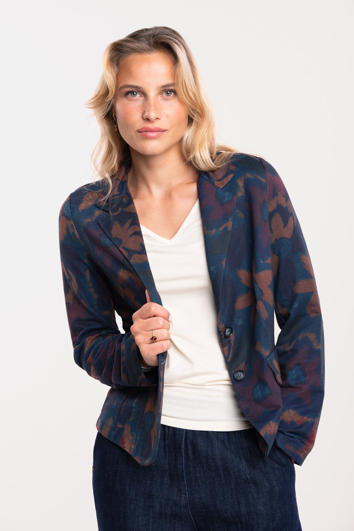 Blazer imprimé bleu marine avec un T-shirt col V écru et un jean brut 7/8ème 
